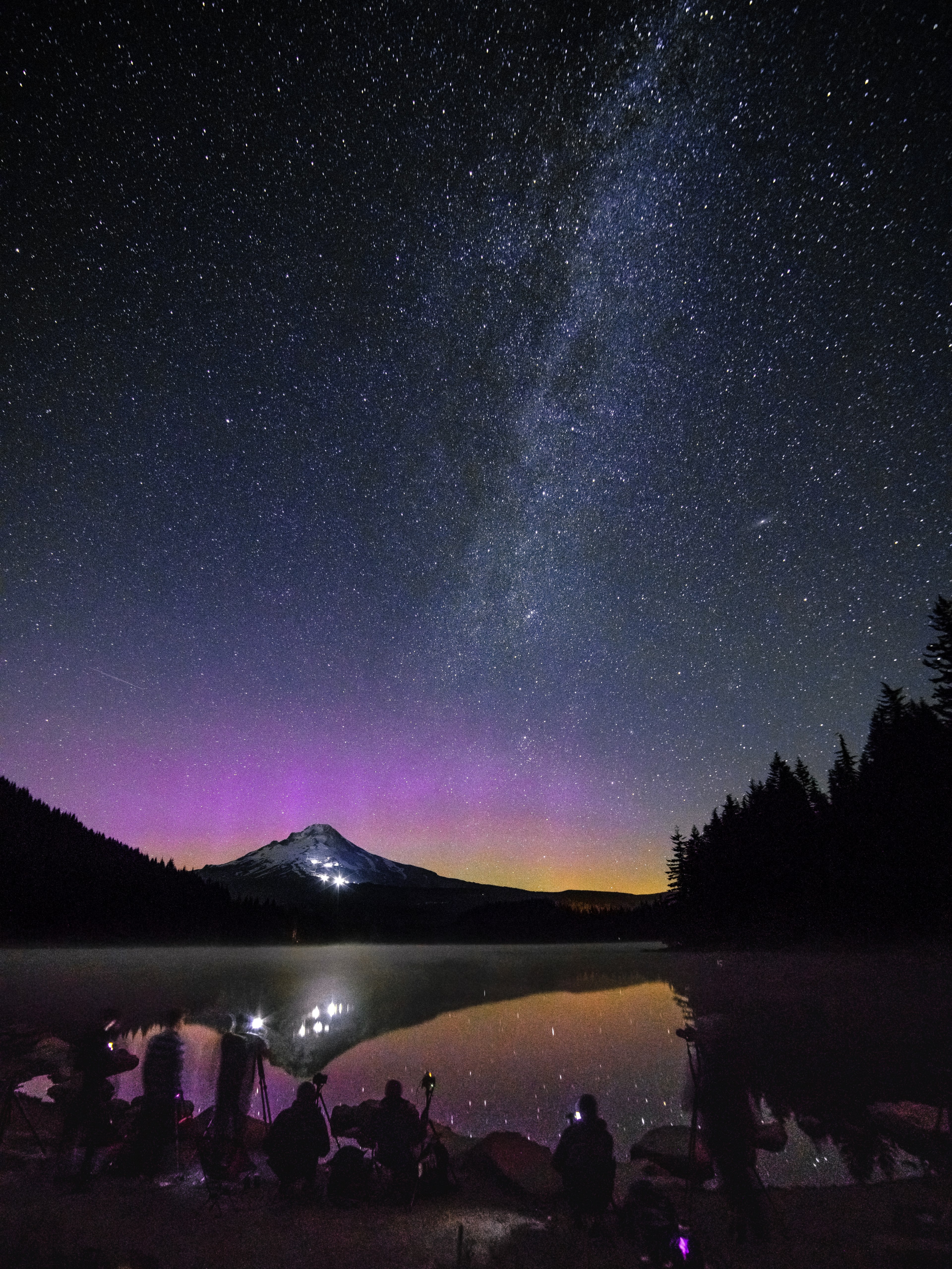 long exposure shot of people filming near trillium lake dam under a starry purple sky, a little northern lights crew 4k, Phone HD Wallpaper