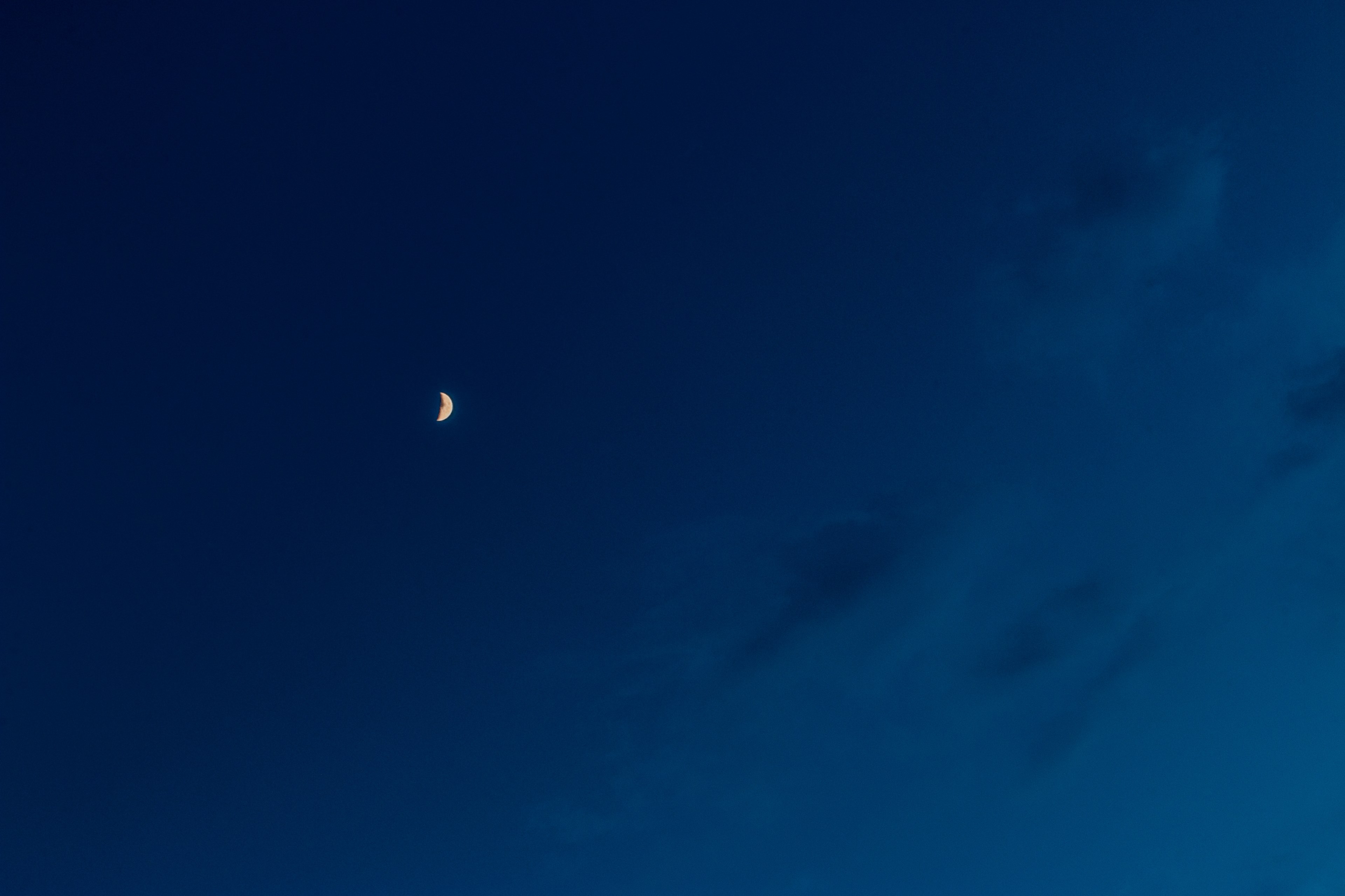 a crescent moon seen near fluffy clouds on an inky blue sky, crescent moon on a blue sky 4k, HD Wallpaper