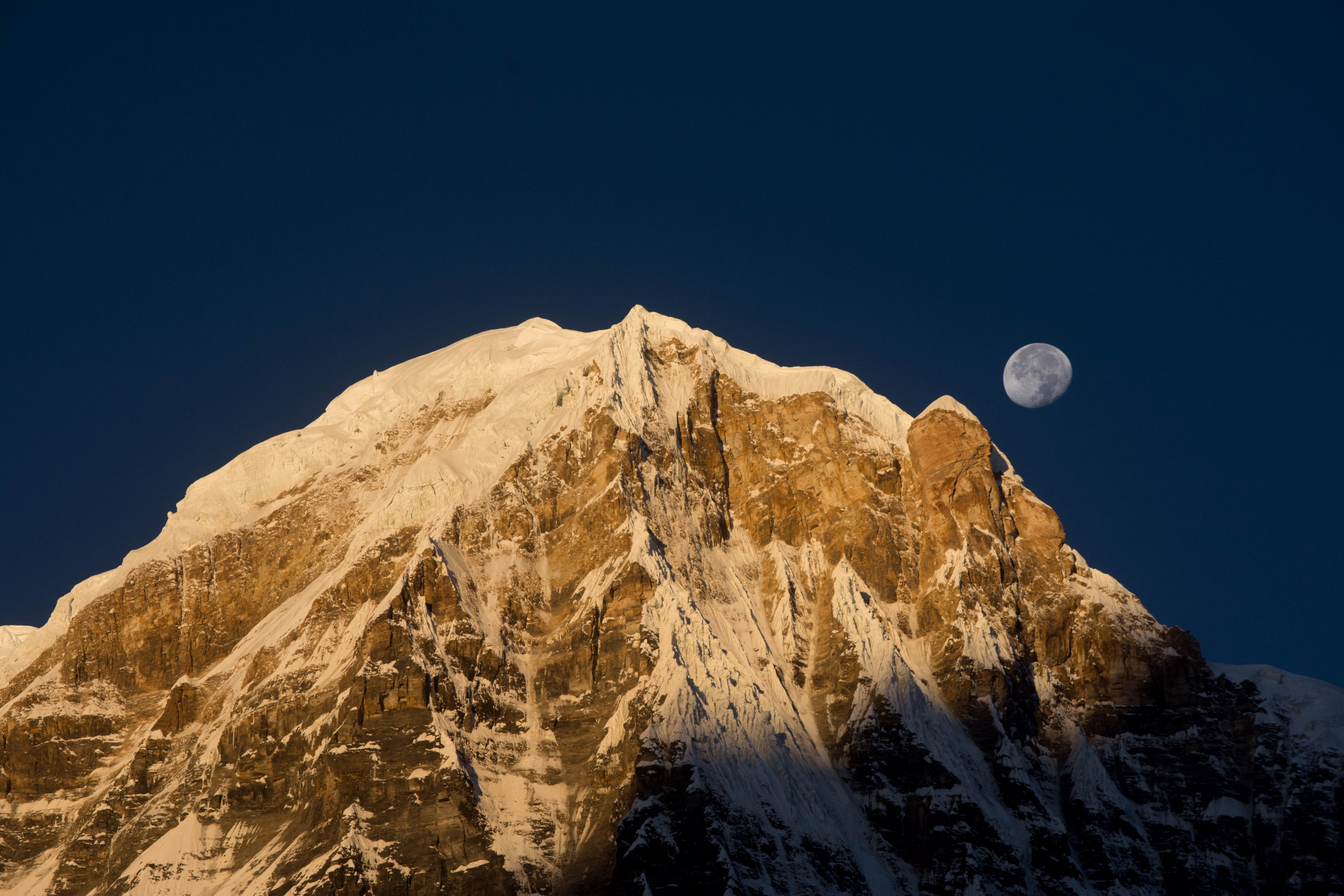 waning moon on the dark blue sky over a sharp mountain ridge, mount annipurna 4k, HD Wallpaper