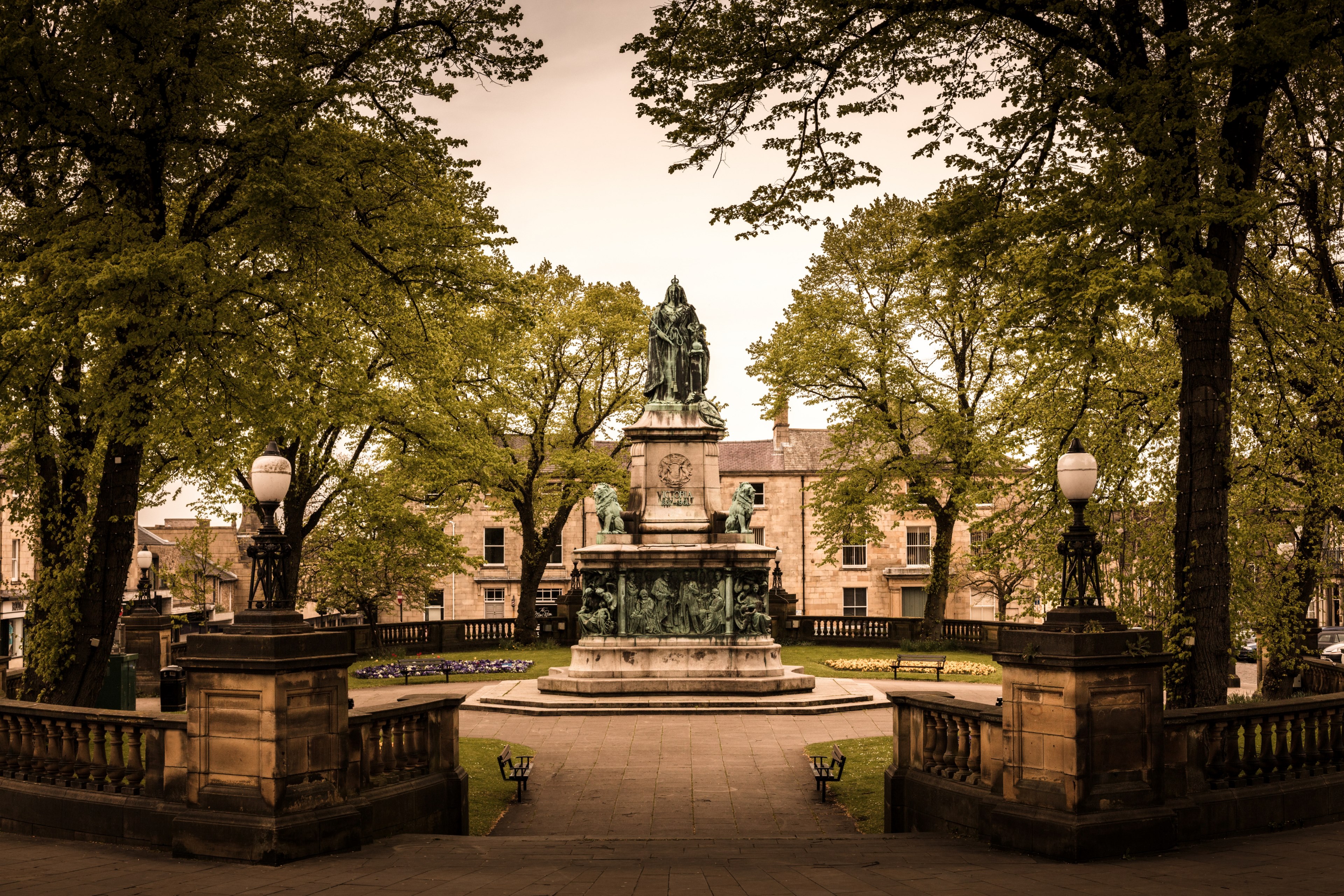 statue garden place and queen 4k, HD Wallpaper