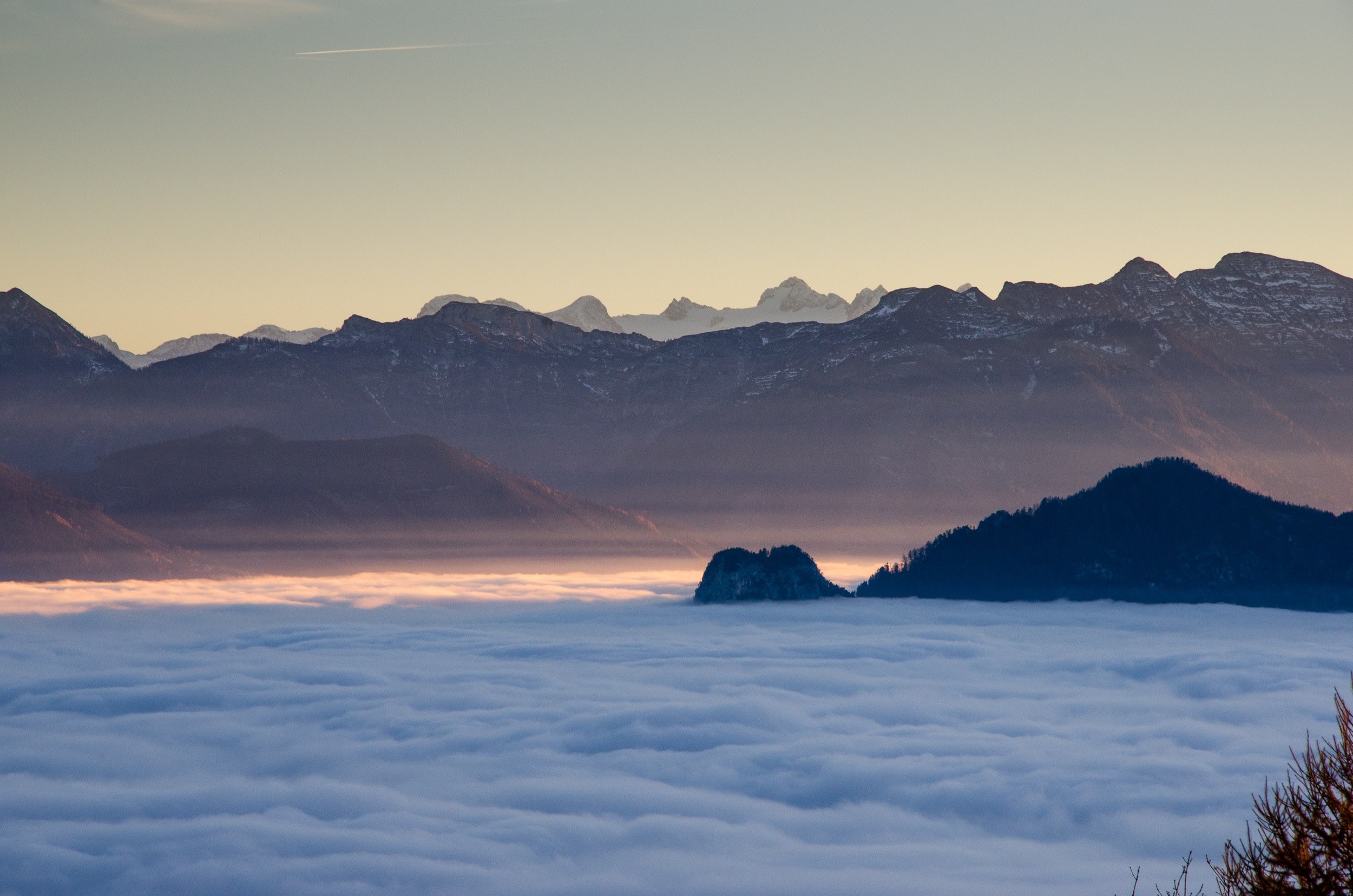 the clouds surrounding the mountains during golden hour in gmunden, gmunden golden horu 4k, HD Wallpaper