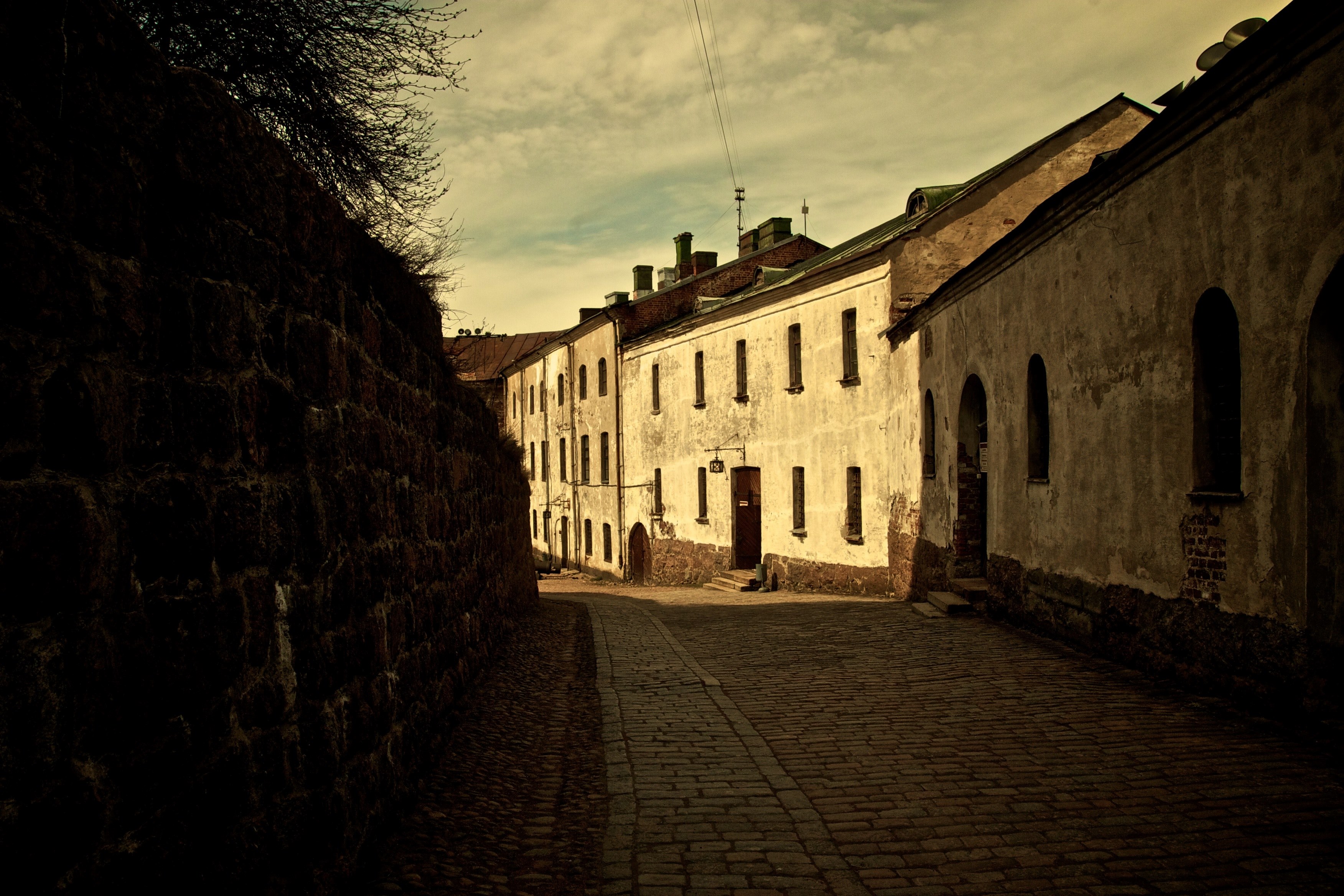 brick street with sun illuminating a row of houses with arched windows and doorways, neighborhood street 4k, HD Wallpaper