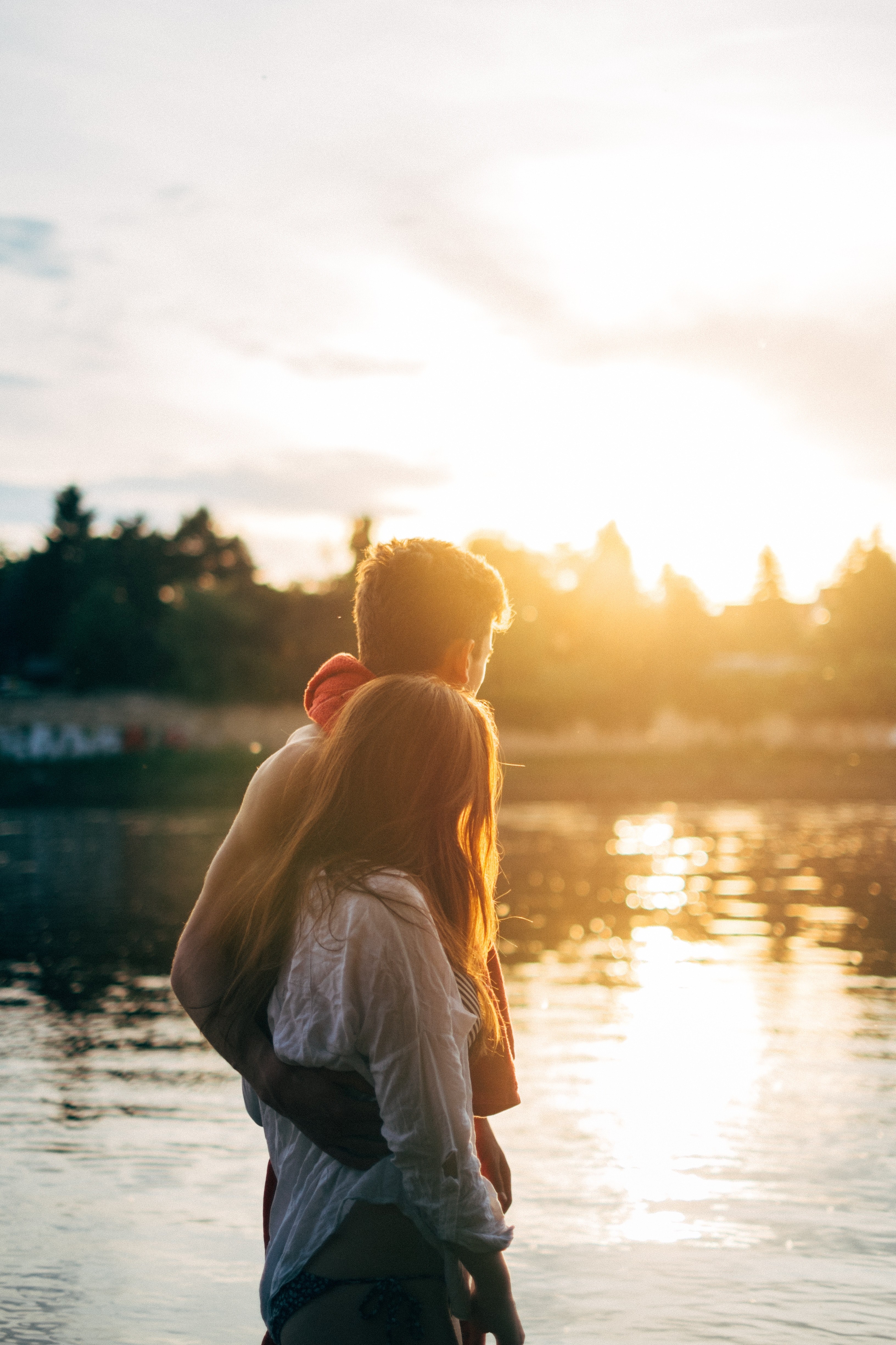 a couple stands by a lake in the sunshine in dresden his arm is around her, _looking over lake 4k, Phone HD Wallpaper