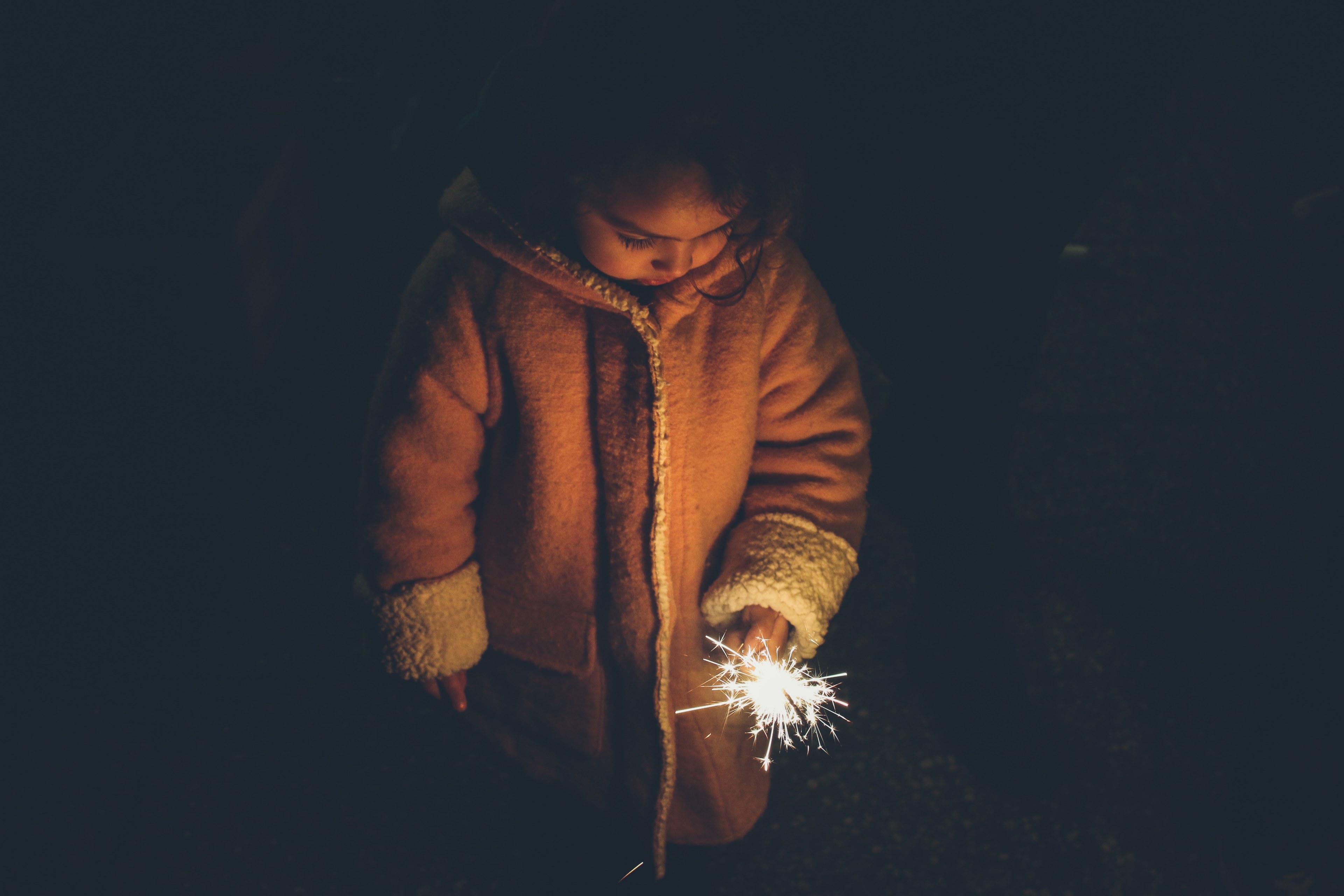 child holding firework sparkler child and firework 4k, HD Wallpaper