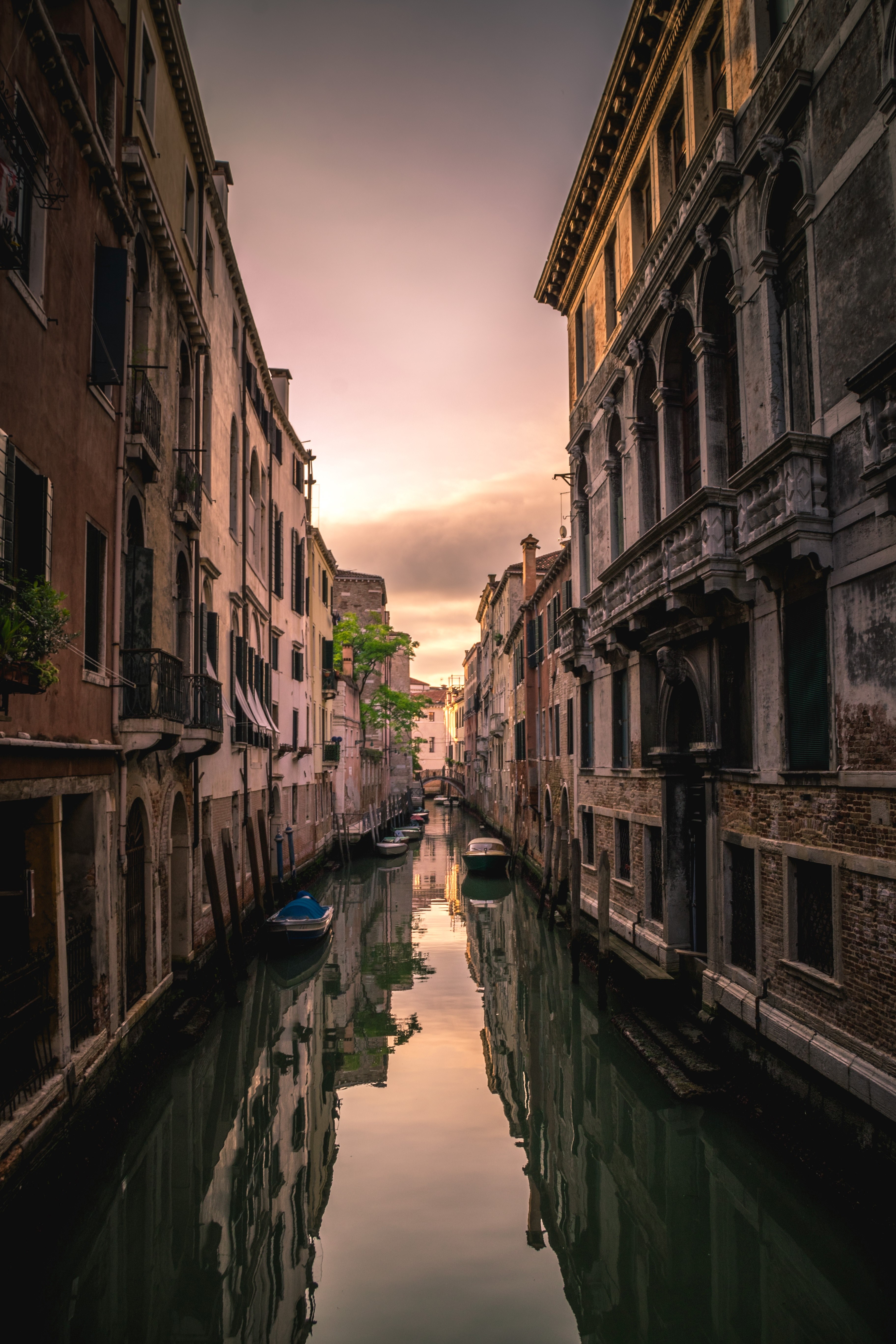 buildings reflected in the still surface of the water in a tranquil venice canal, quiet canal in venice 4k, Phone HD Wallpaper