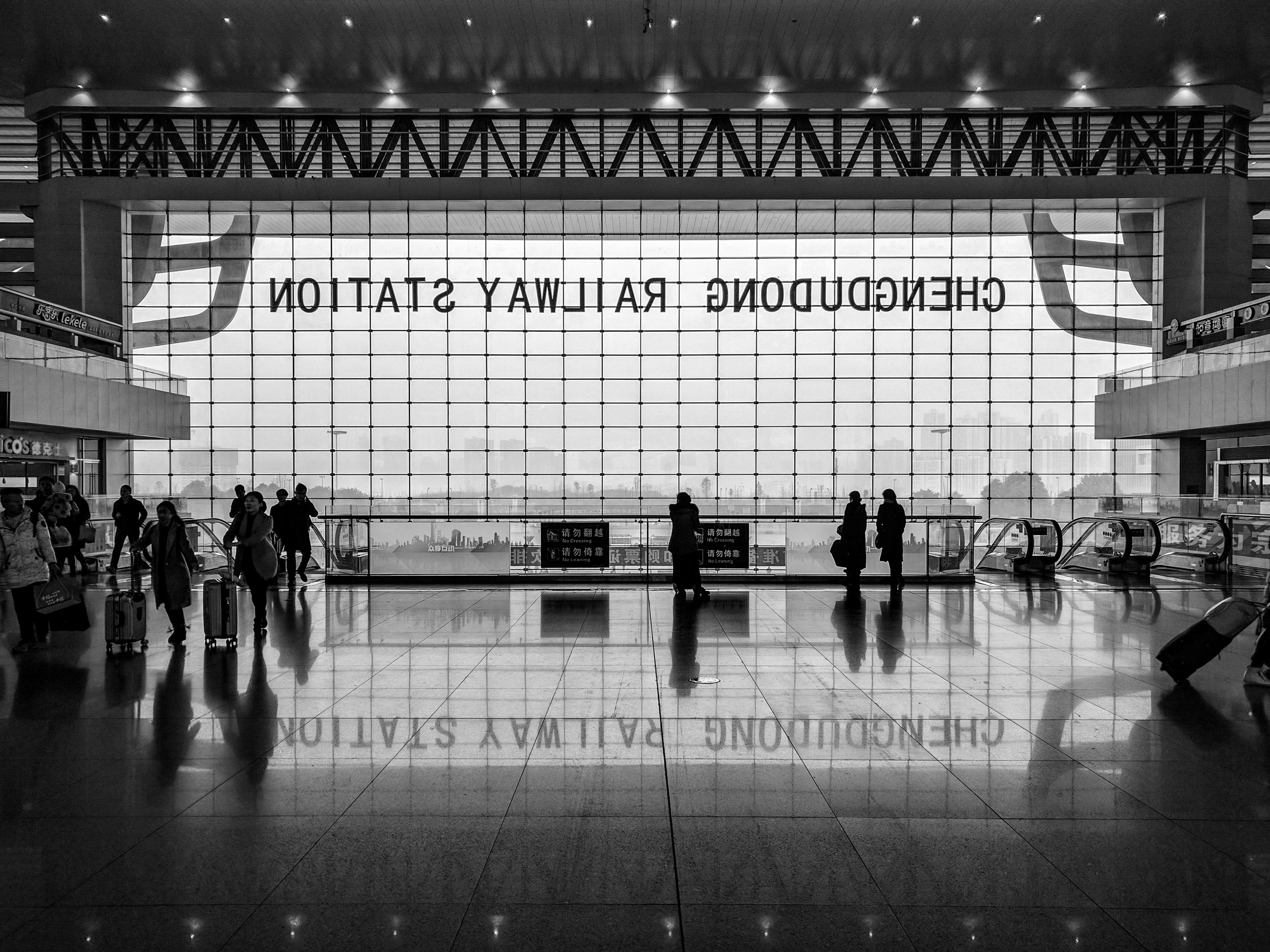 black and white shot of station foyer with people and large window and reflection on floor, station foyer and reflection 4k, HD Wallpaper