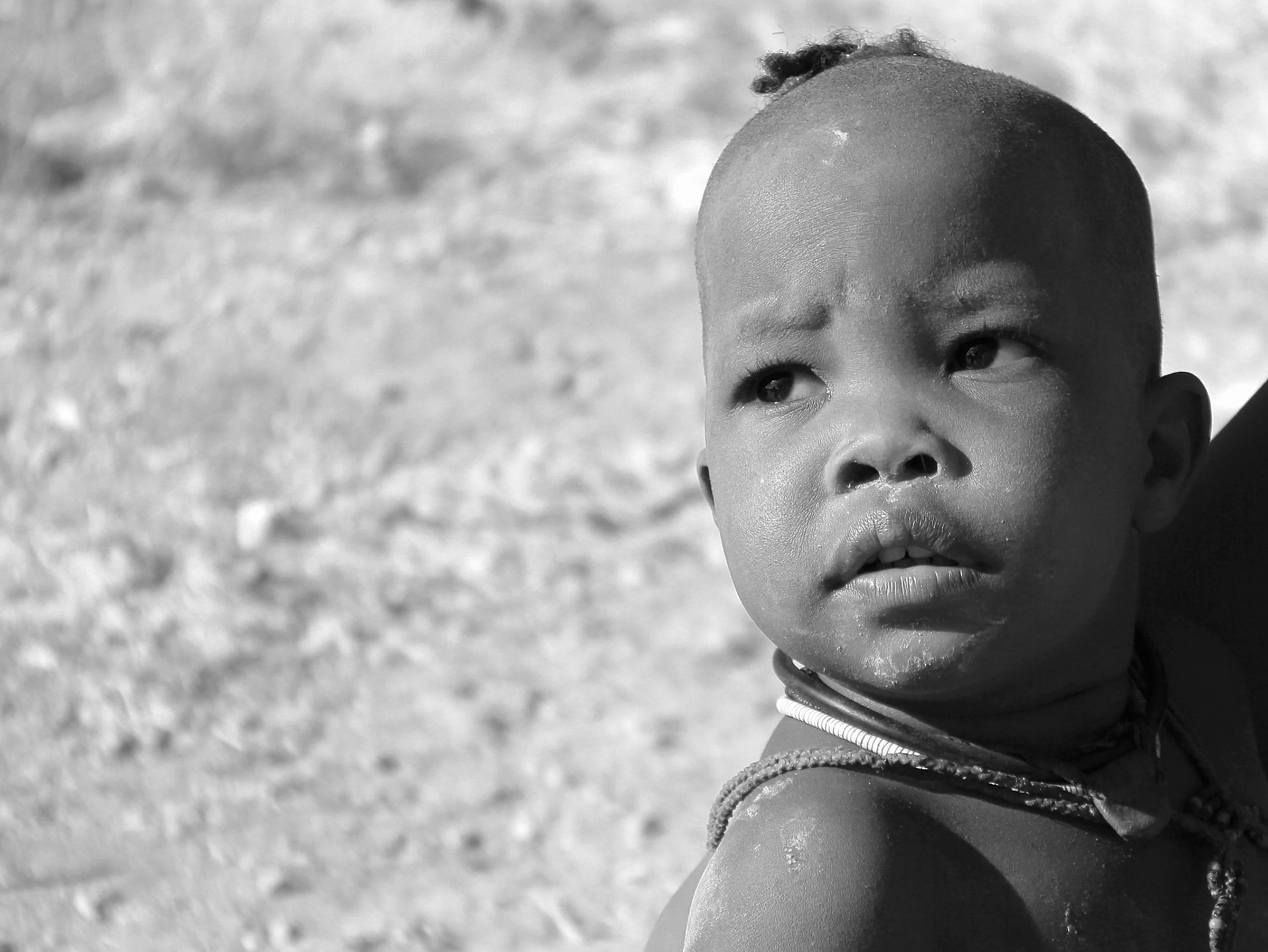 black and white shot of baby with infant afro hair being held, baby with afro being held 4k, HD Wallpaper
