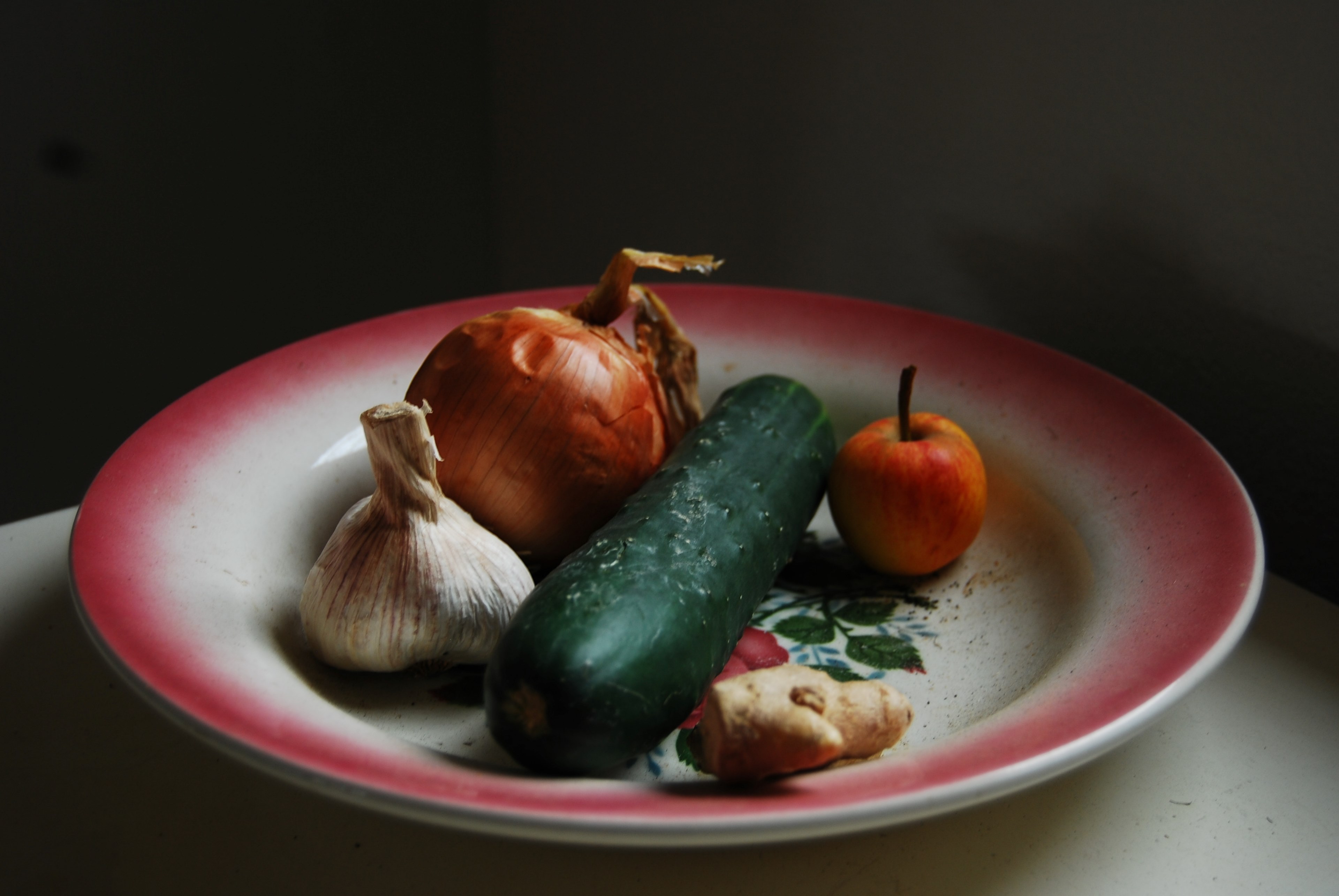 plate of vegetables with garlic cucumber and ginger, still life at casal moinho 2 4k, HD Wallpaper