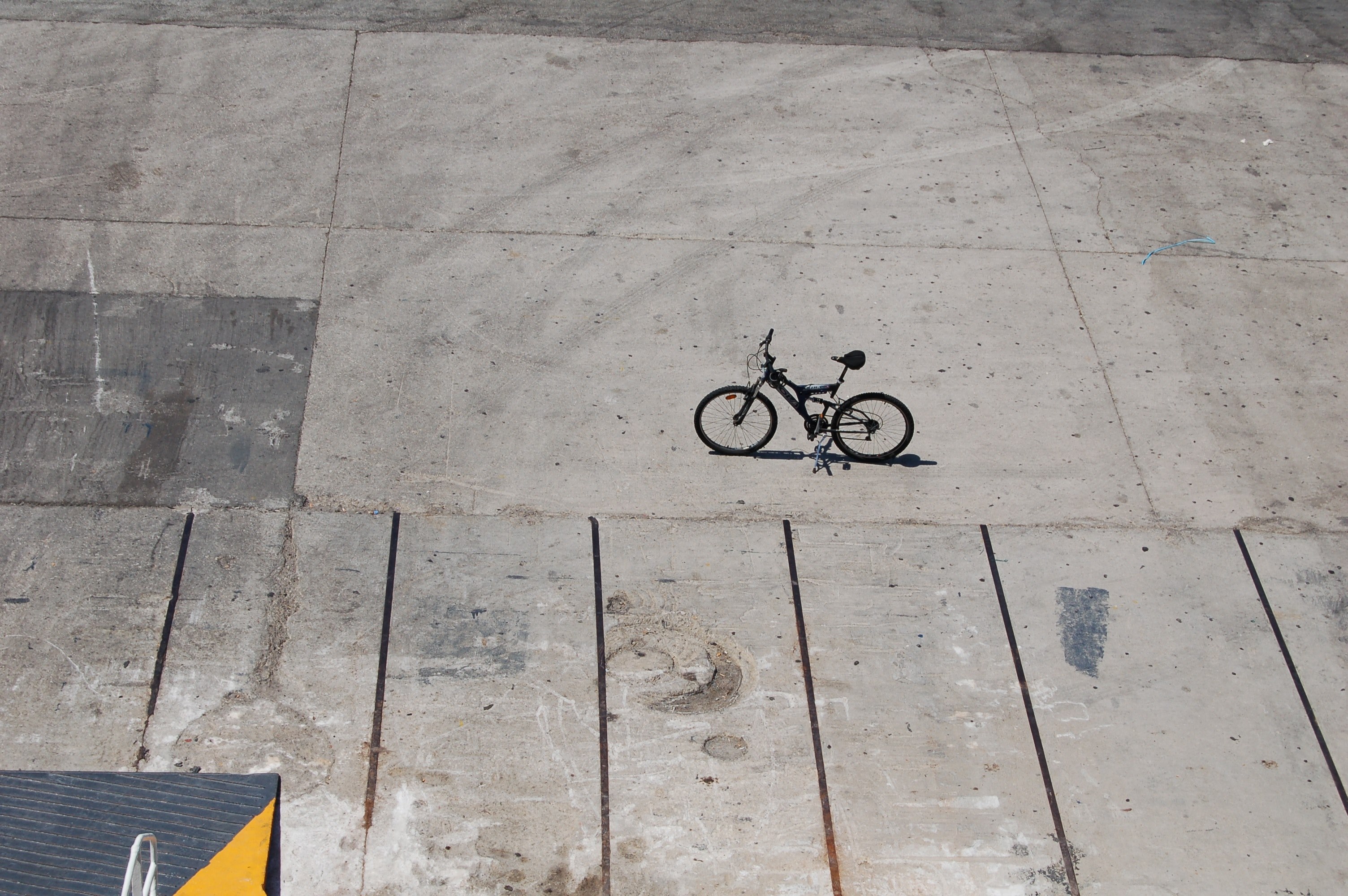 bicycle with black frame on a textured concrete sidewalk in piraeus, black bike concrete sidewalk 4k, HD Wallpaper
