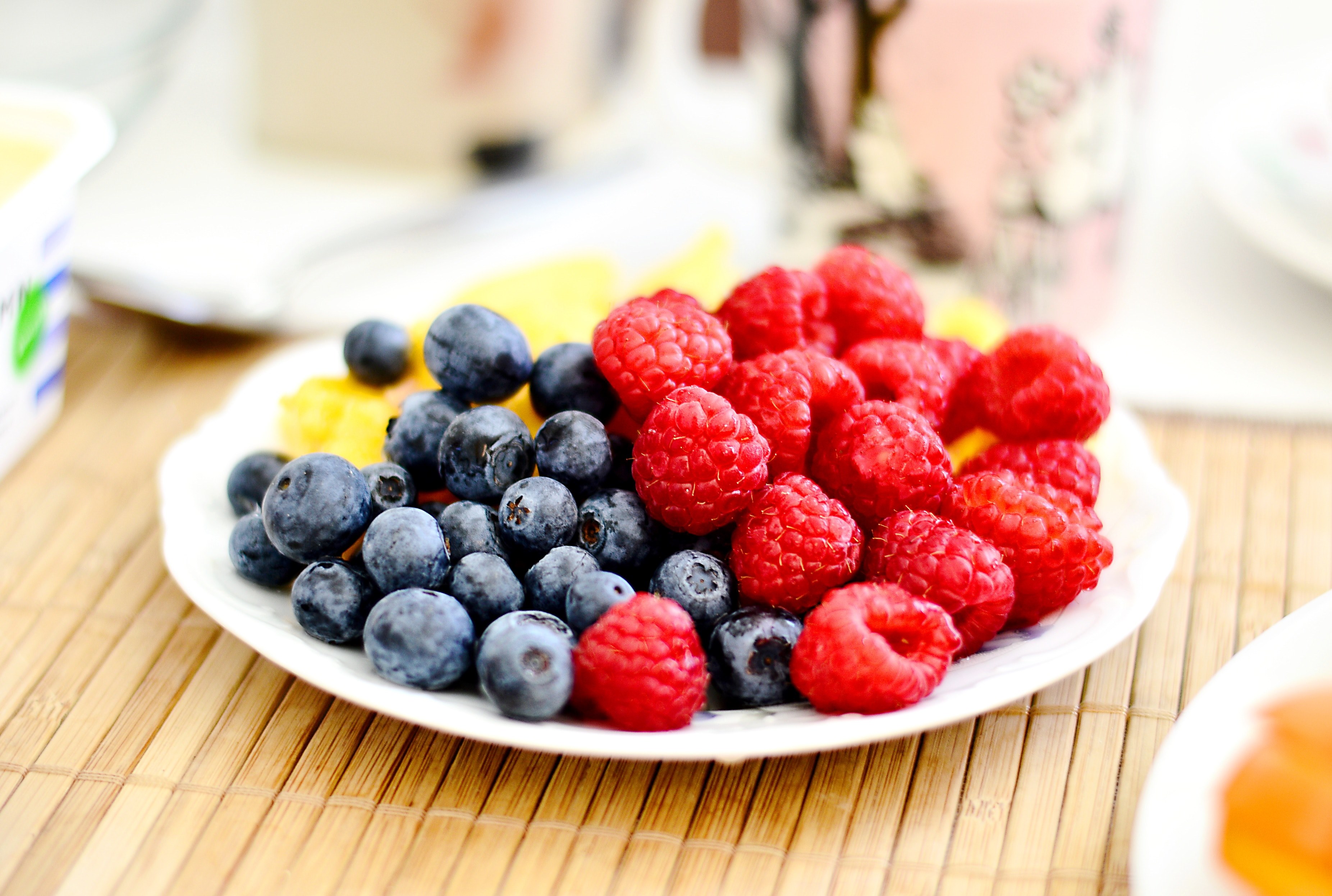 plate of fresh fruit with raspberries and blueberries on a picnic table, fruit platter 4k, HD Wallpaper