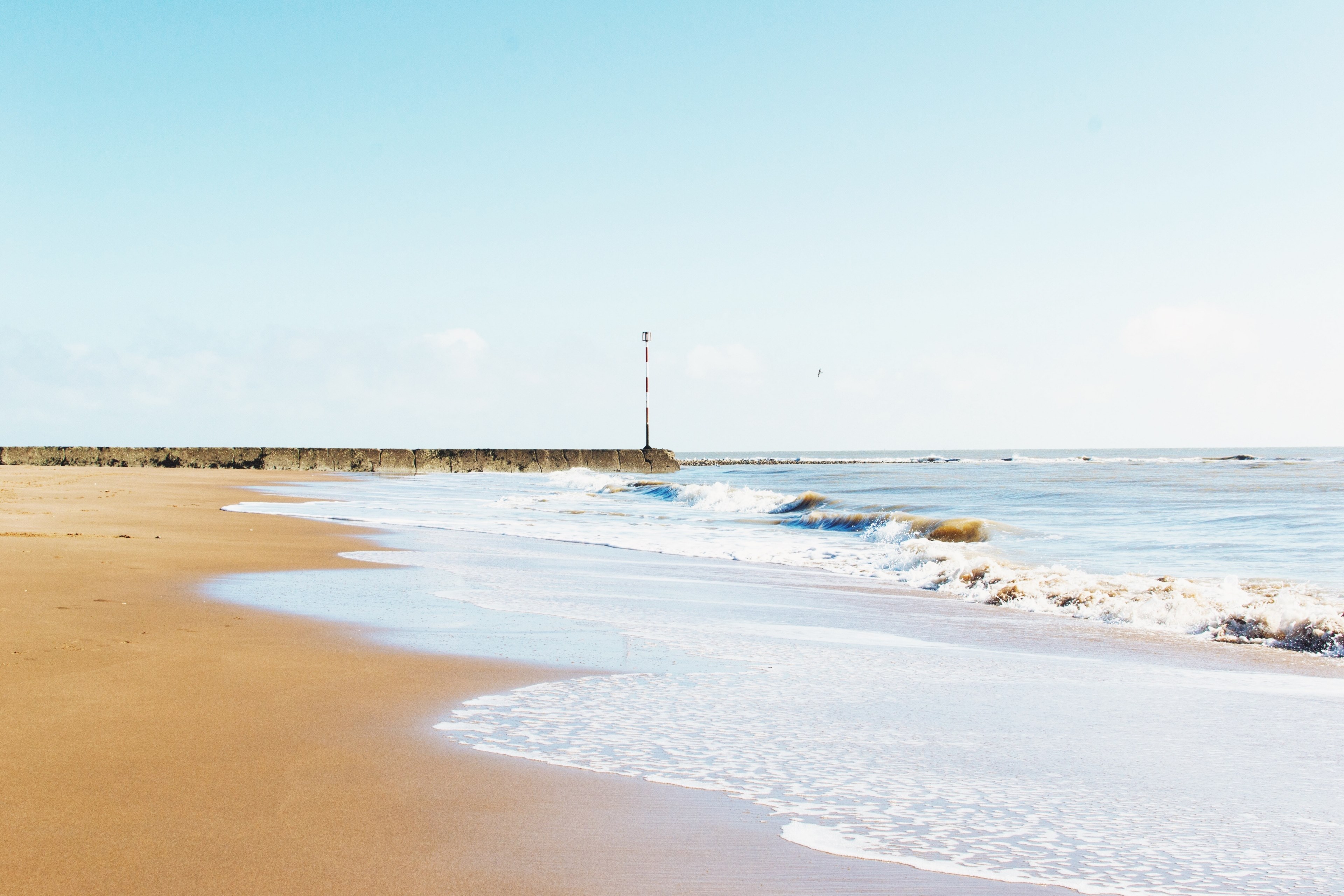 ocean washing on the fine sand beach at ramsgate, ocean washing ashore 4k, HD Wallpaper