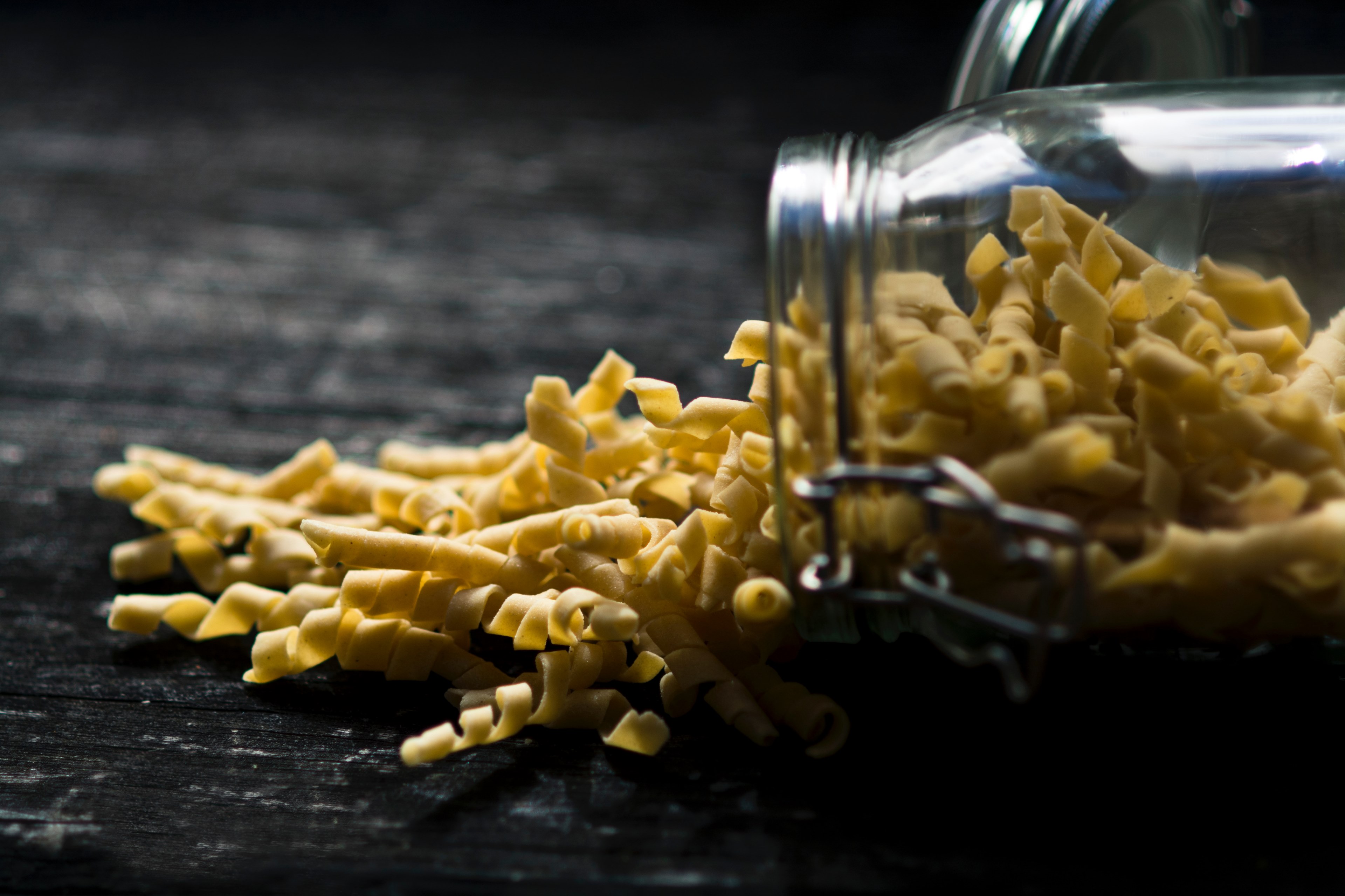 dried fusilli noodles spilling out of a jar, jar of pasta 4k, HD Wallpaper