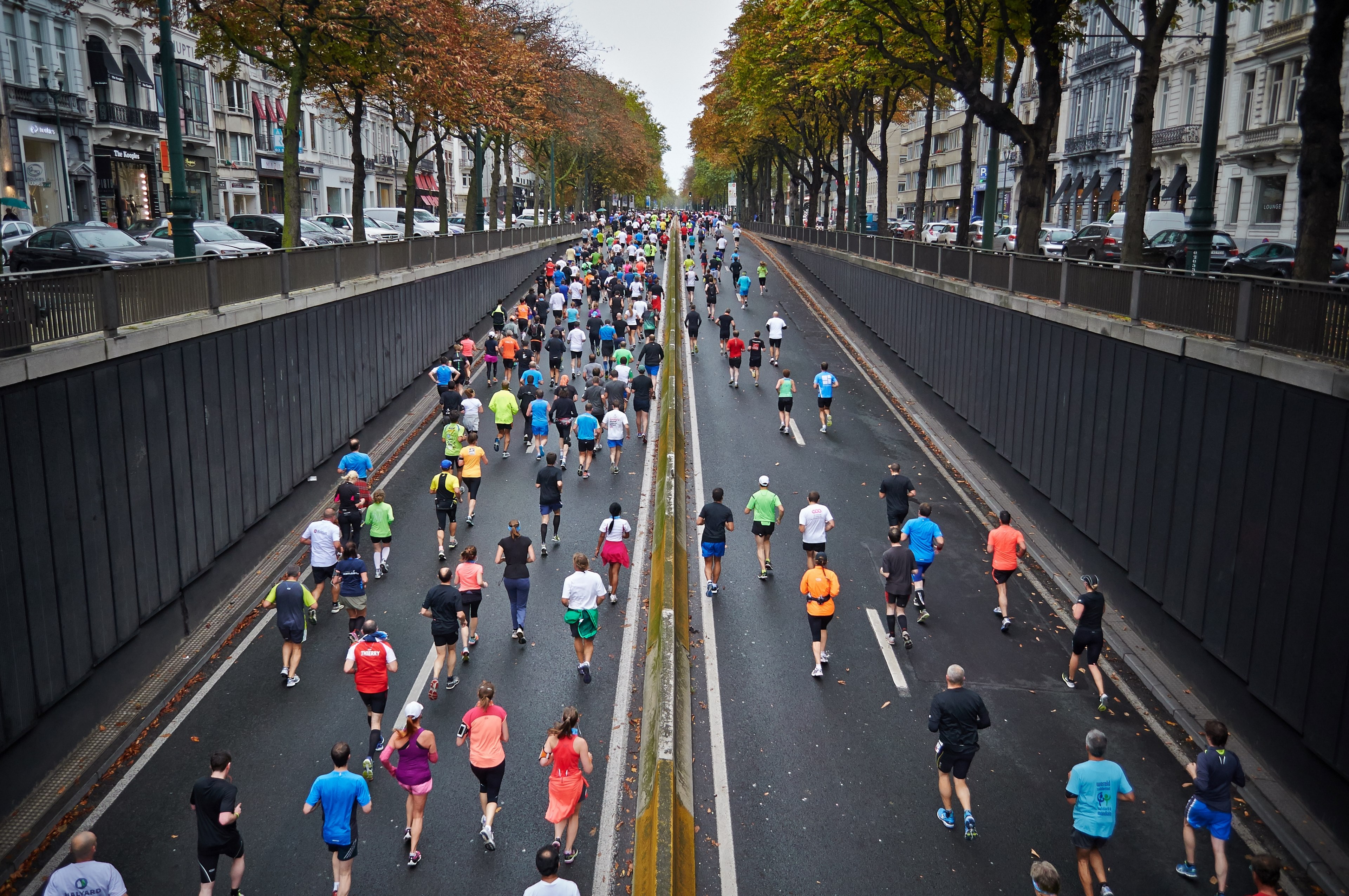 a large group of people running in a marathon in the middle of a street in brussels, brussels marathon runners 4k, HD Wallpaper