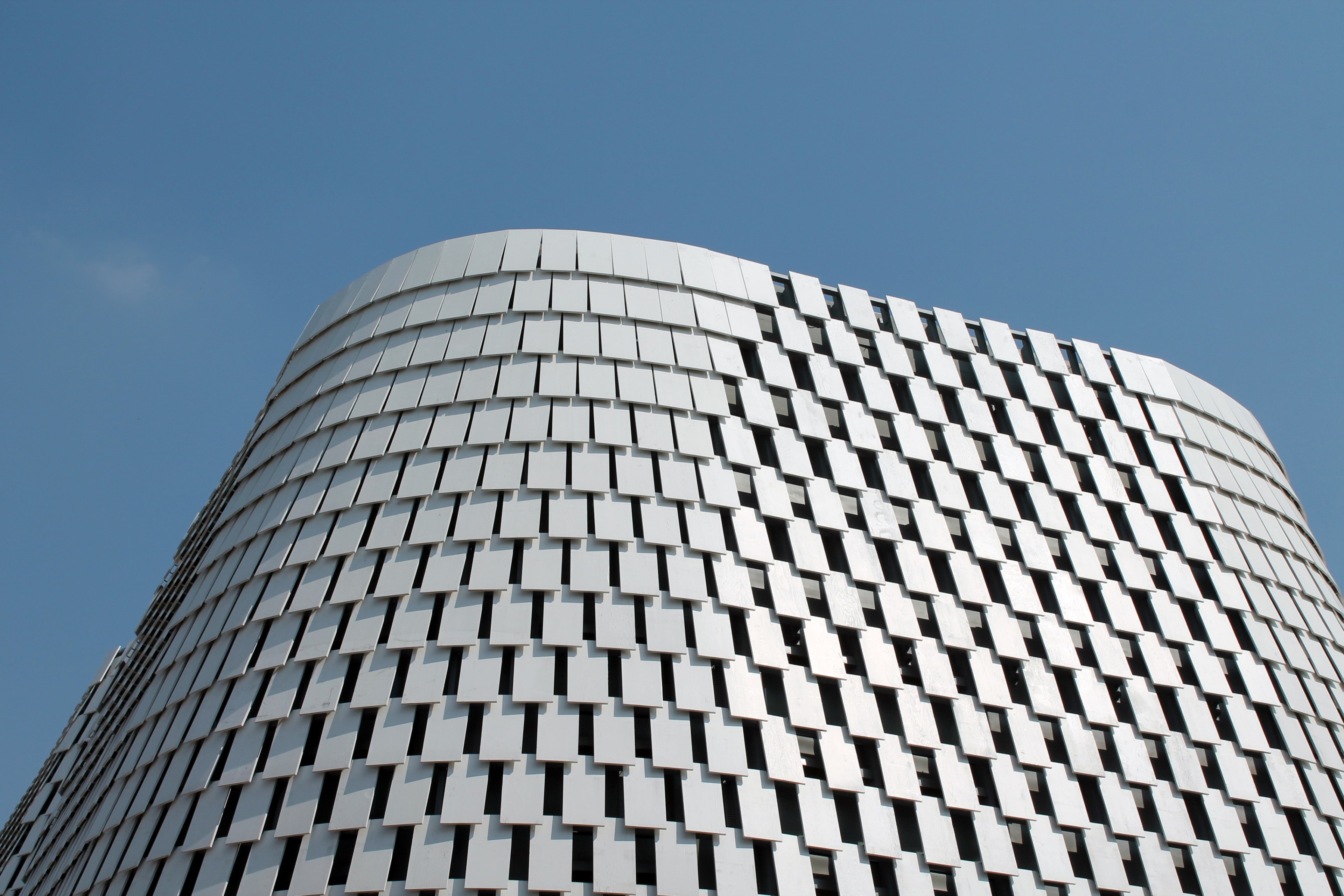 a building facade covered with white plates in milan, white plates on a facade 4k, HD Wallpaper
