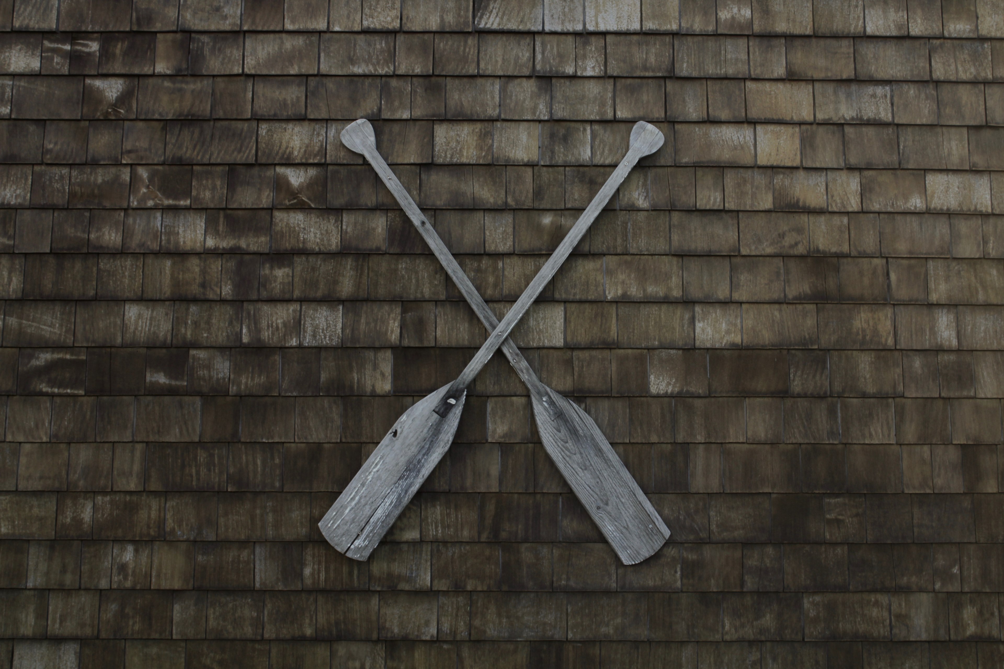 two wooden oars crossed together on a wall, wooden oar sign 4k, HD Wallpaper