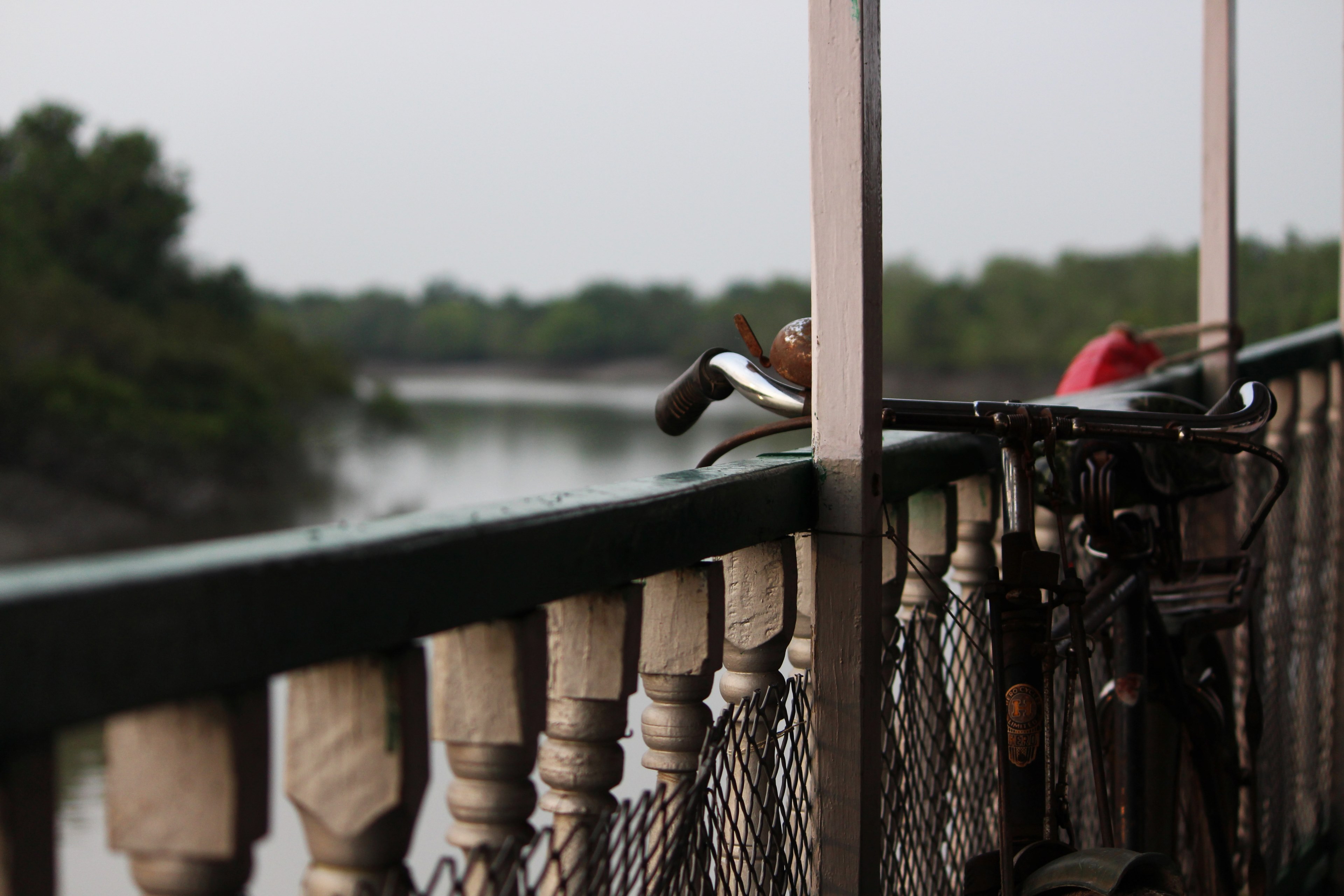 a bicycle leaning against a balustrade over a lake, cycling down the river 4k, HD Wallpaper