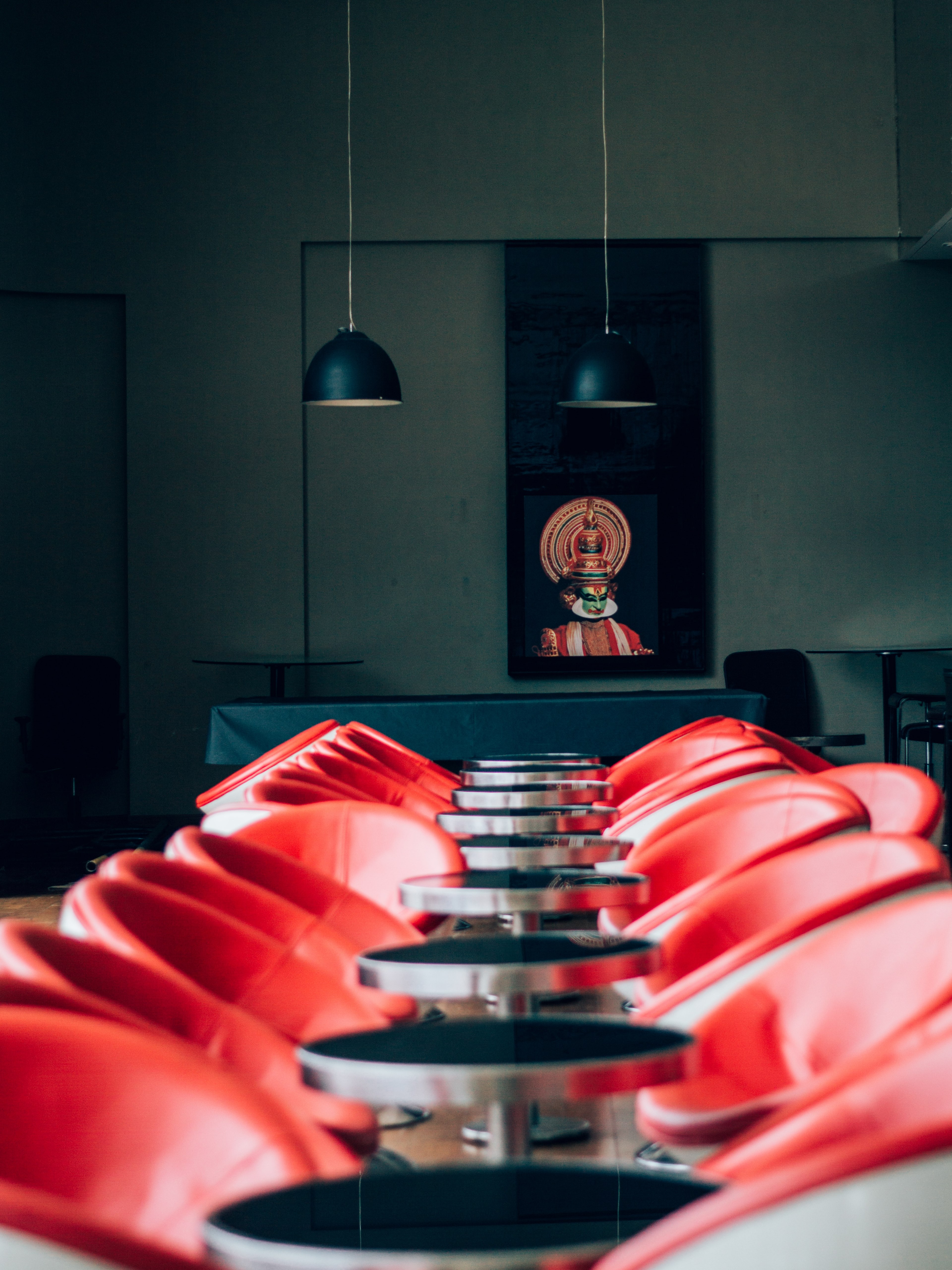 red plastic chairs and black round tables in a caf in kochi, lunching with art 4k, Phone HD Wallpaper