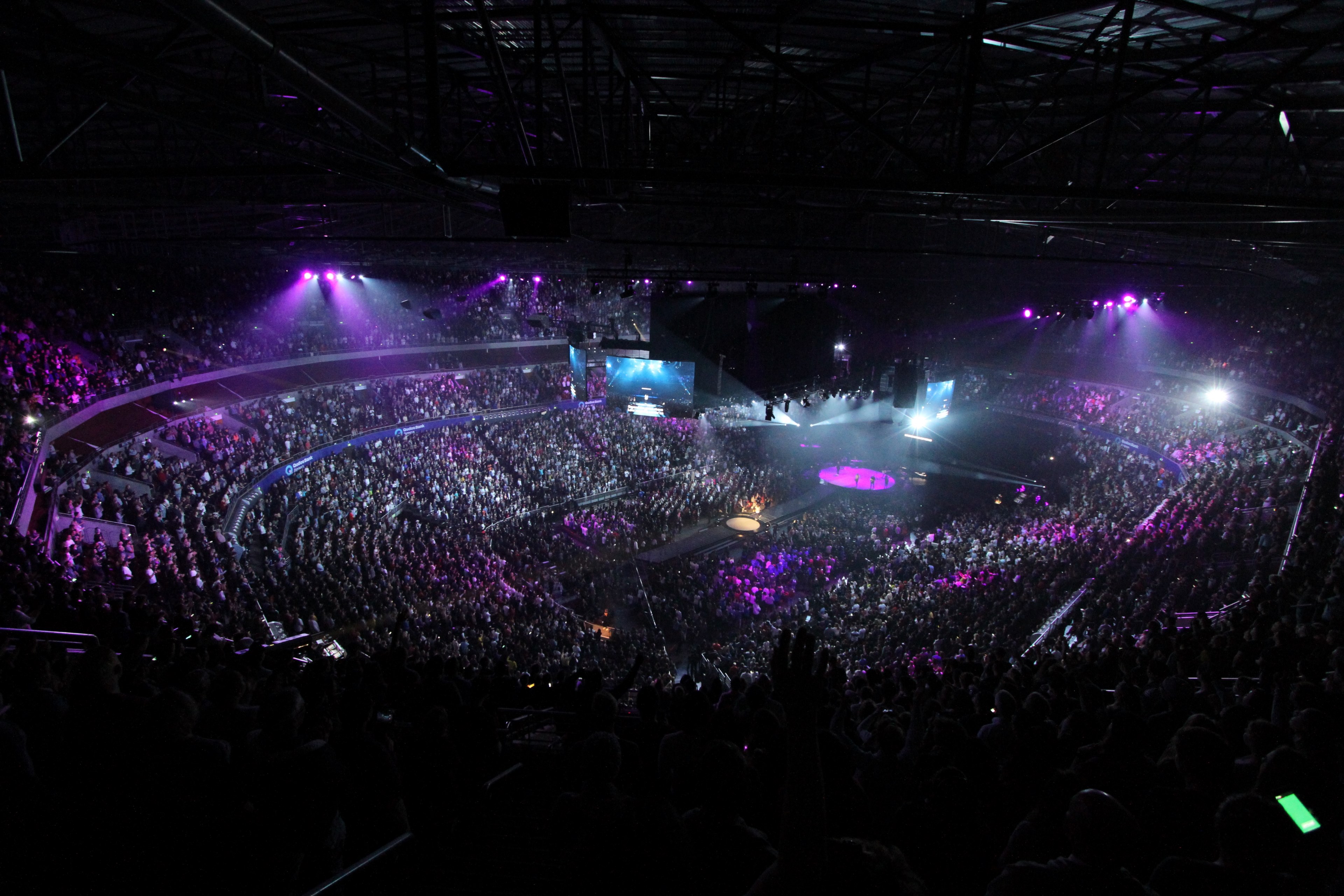 performance oval crowd and singer 4k, HD Wallpaper