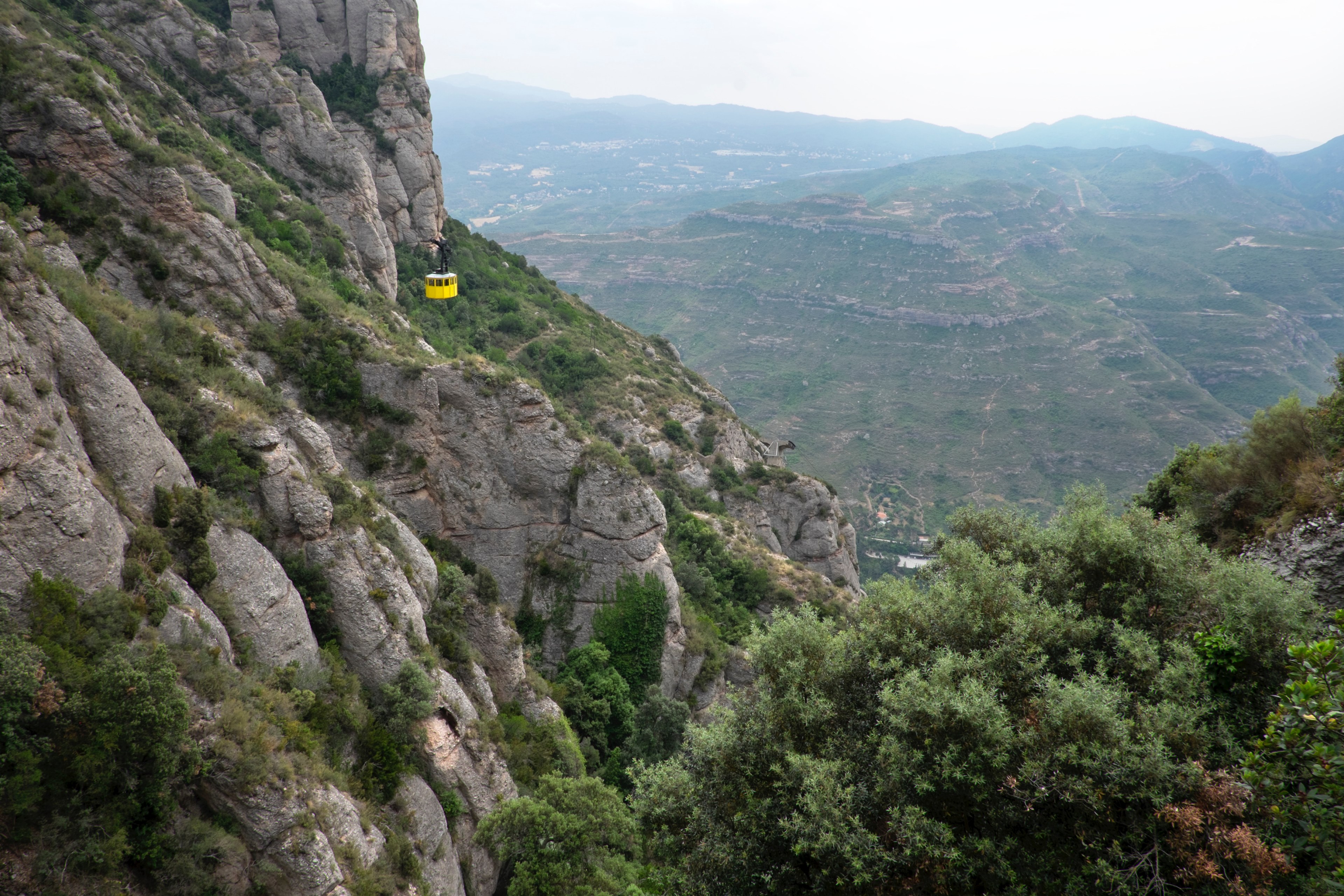 long shot of yellow cable car travelling through mountain valley with vegetation, yellow cable car travelling through valley 4k, HD Wallpaper