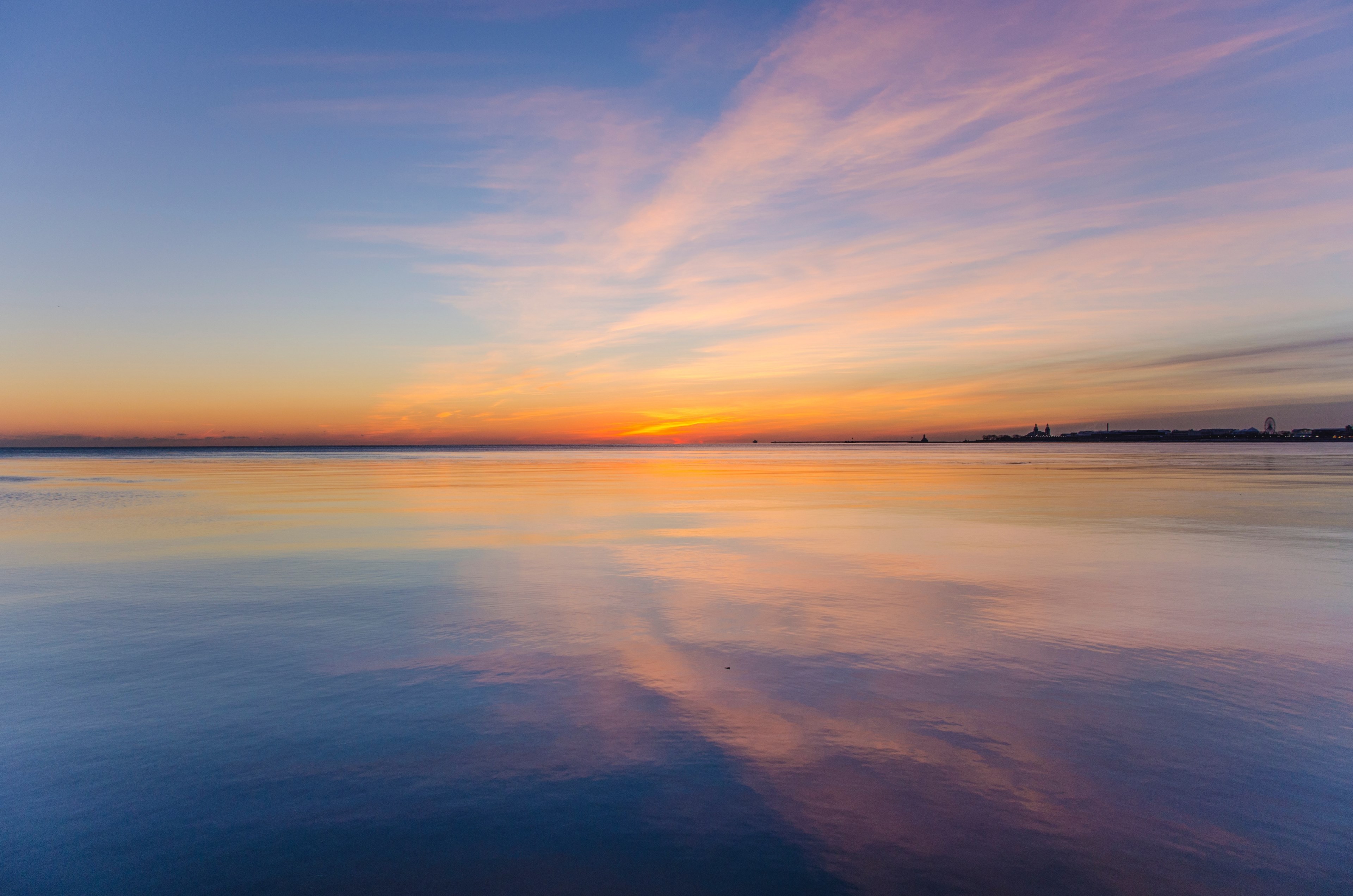 evening horizon featuring the reflection of the sunset on the sea at dawn, reflection of sunset at dawn 4k, HD Wallpaper