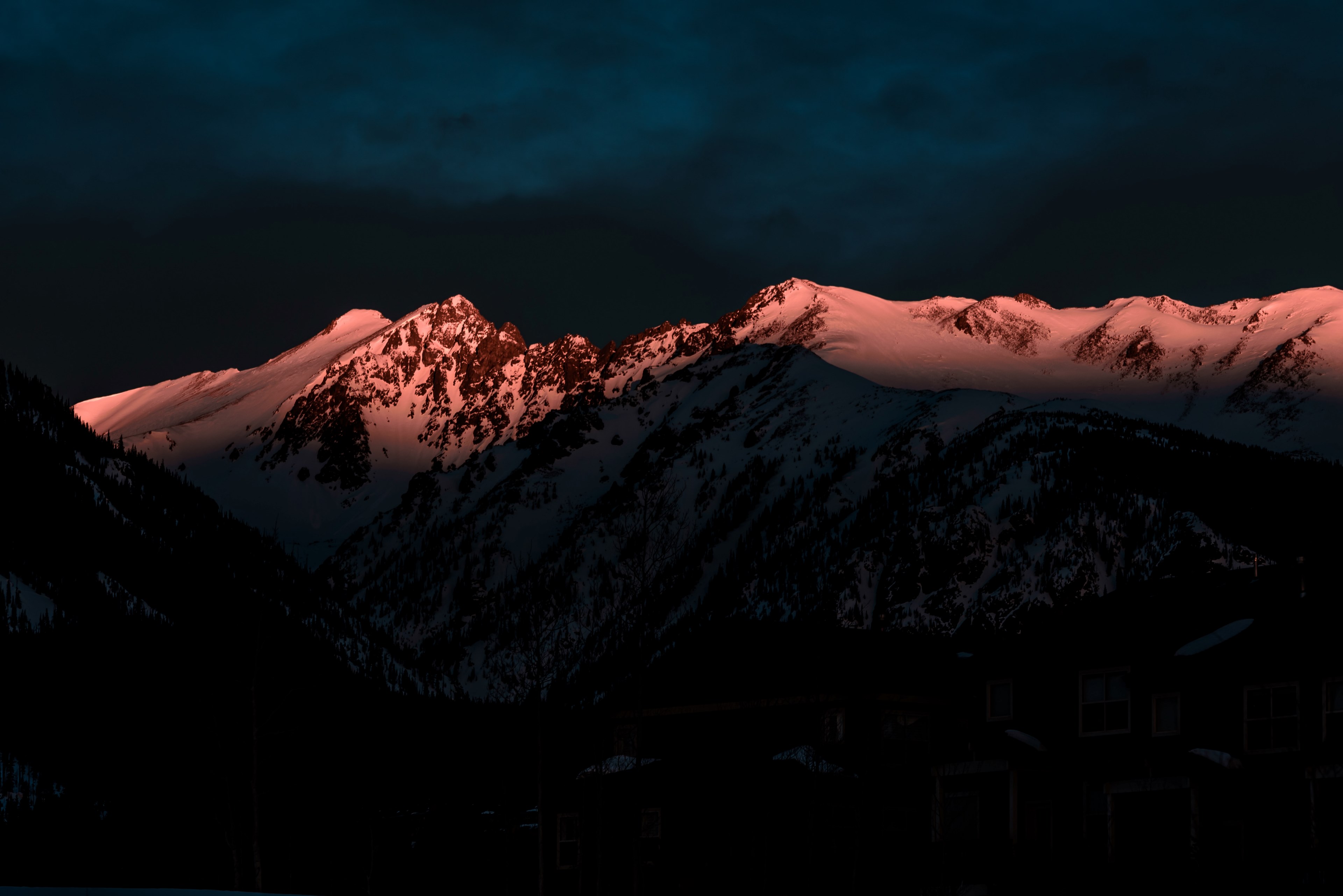 the last rays of sunlight falling on a mountain ridge in silverthorne, evening falls on a mountain ridge 4k, HD Wallpaper