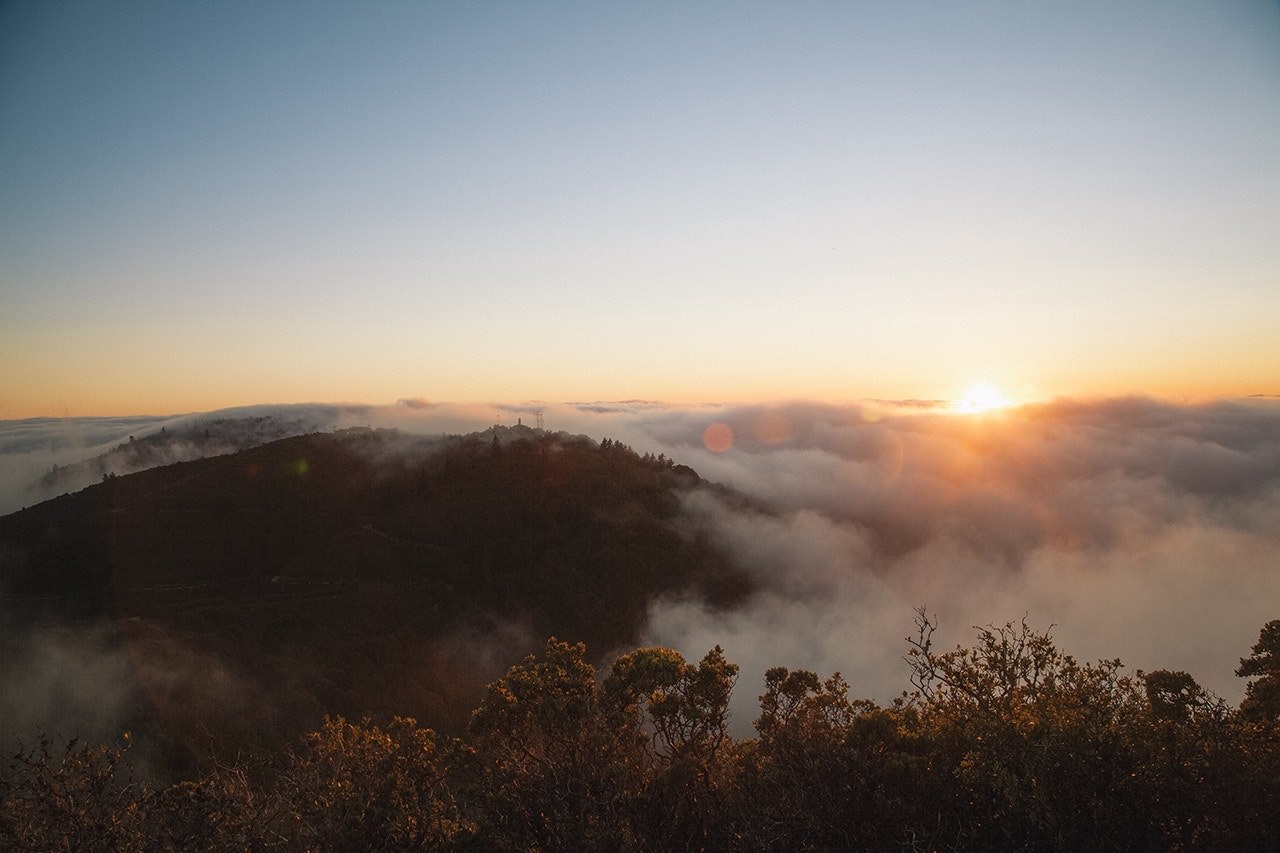 a scenic landscape with thick fog shrouding wooded hills during sunrise, sunrise over foggy hills 4k, HD Wallpaper