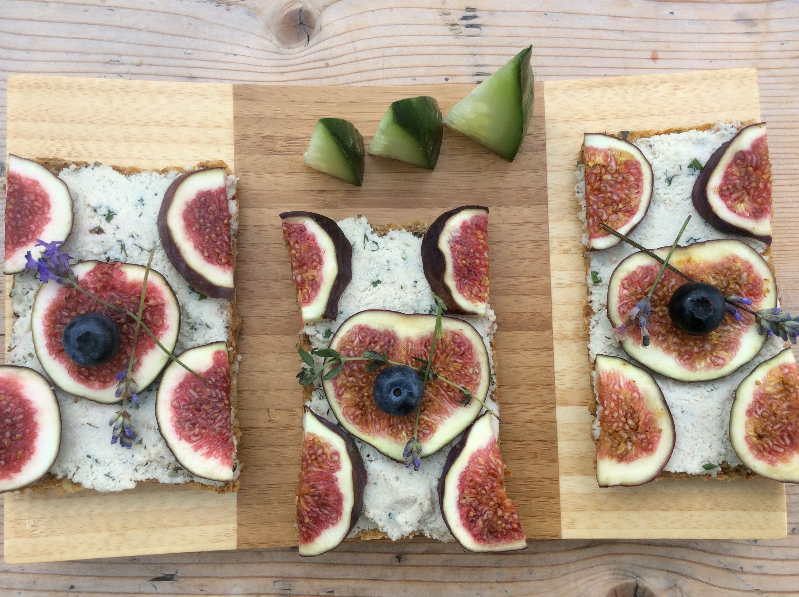 slices of bread with fresh figs and cucumber dill spread on a cutting board, gourmet toast 4k, HD Wallpaper