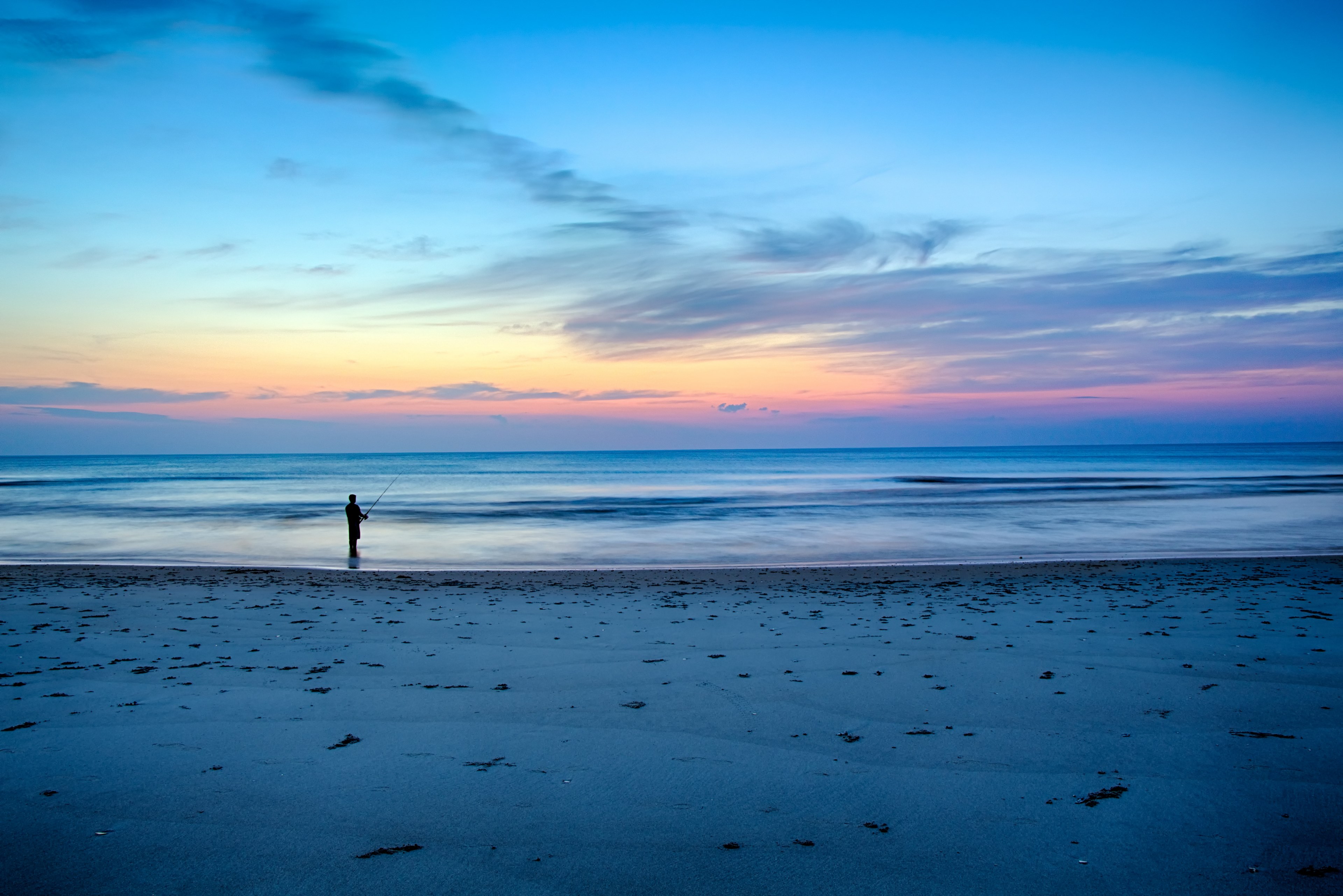 man fishing at the sand beach after sunset at corolla north carolina united states, man fishing at the beach 4k, HD Wallpaper
