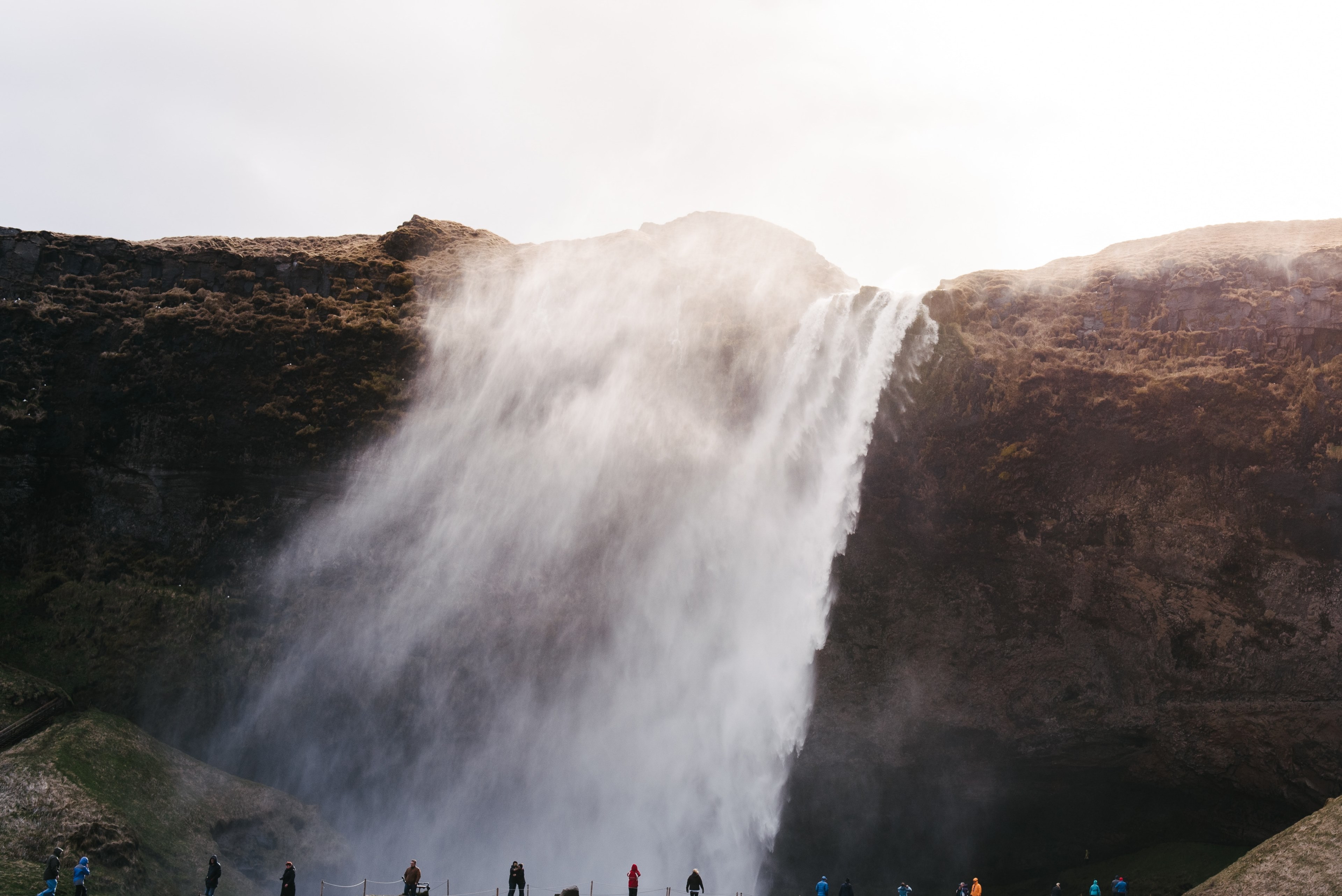 an impressive waterfall spraying water over a rocky face in iceland, frothy waterfall in iceland 4k, HD Wallpaper