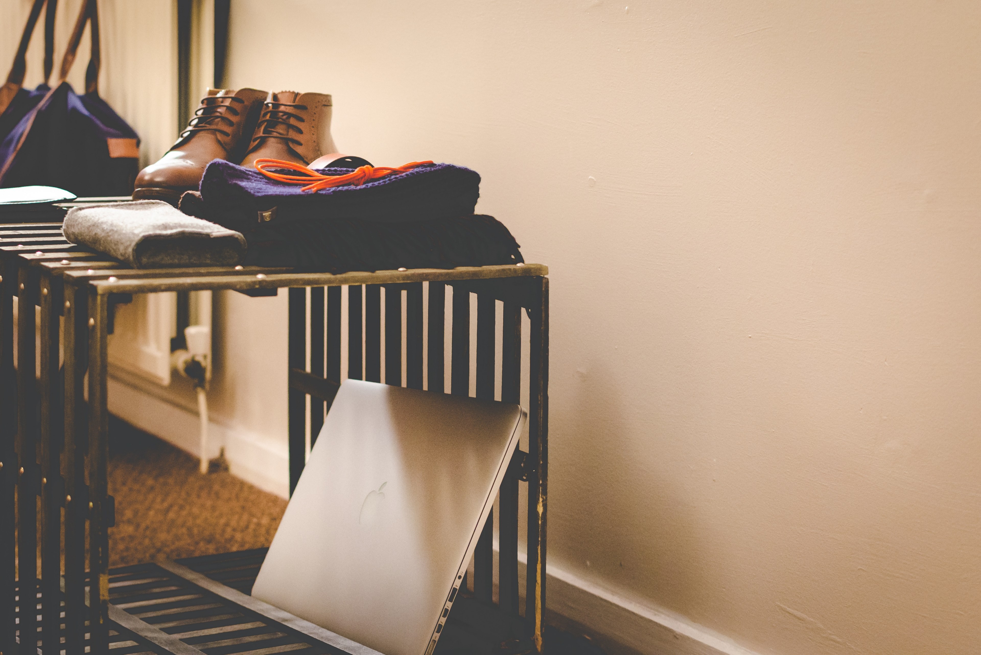 wooden rack macbook pro scarf and shoe lace 4k, HD Wallpaper