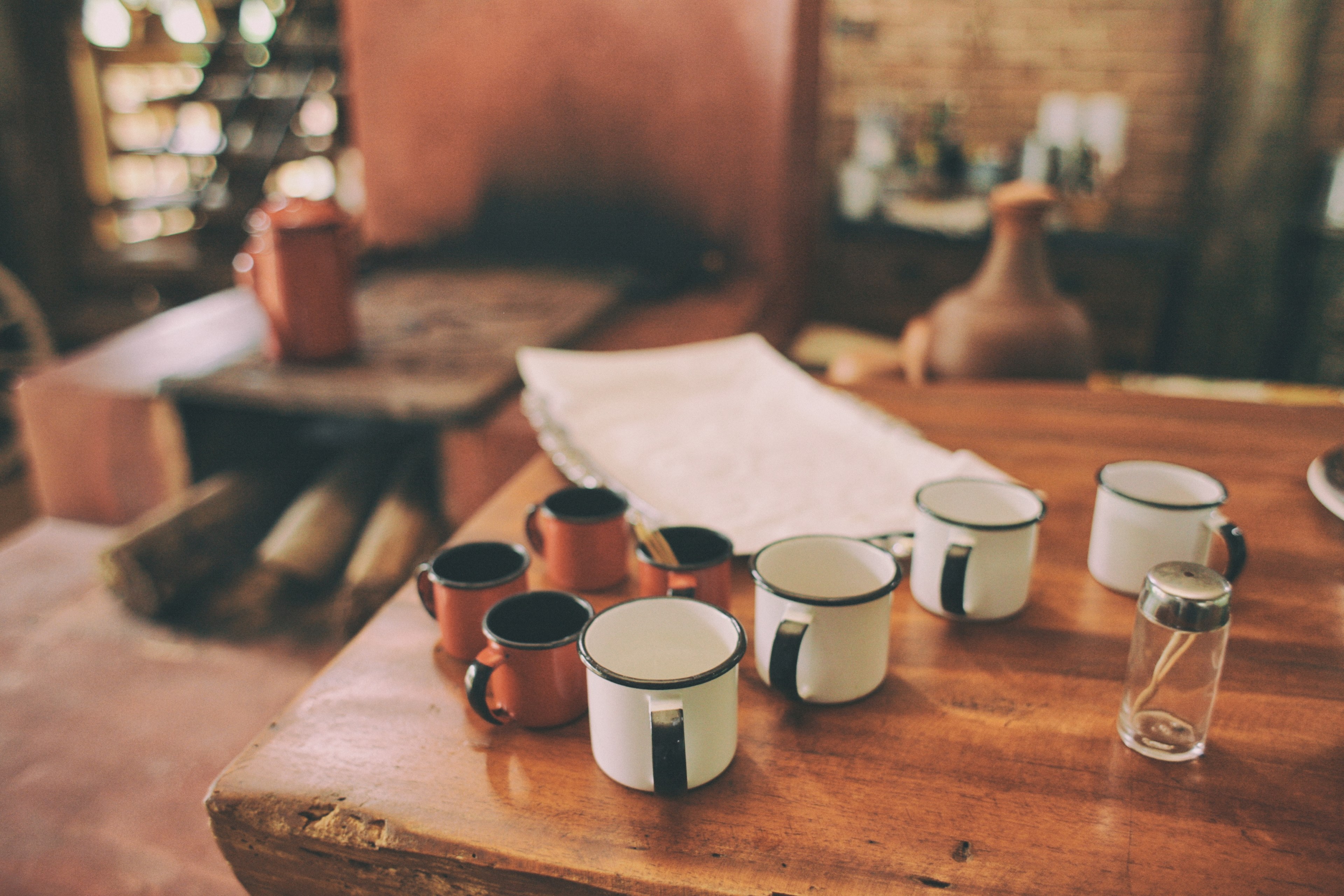 several enamel cups and a salt shaker on an old wooden table, enamel cups on a table 4k, HD Wallpaper