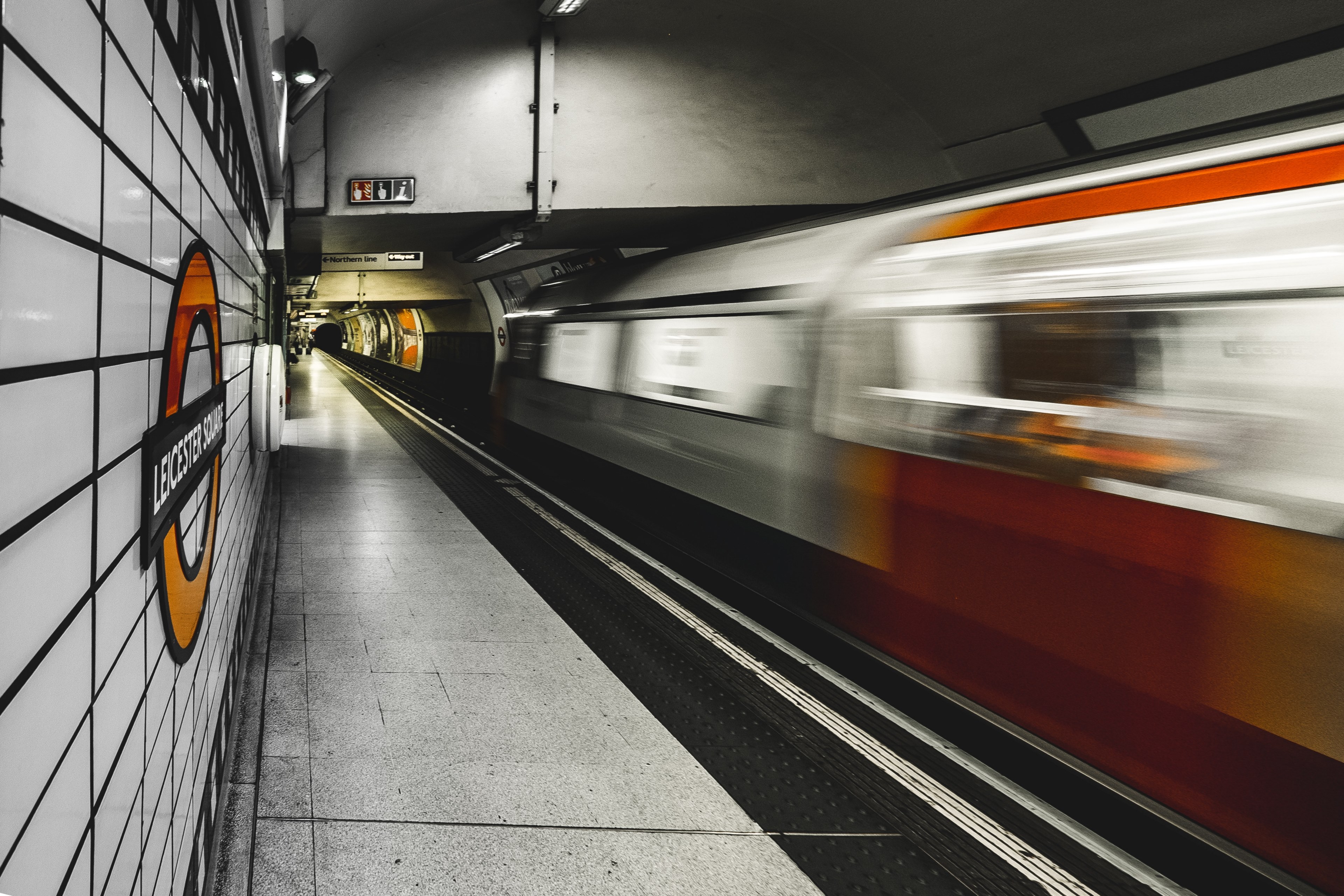 a blurry shot of a moving train from the platform in leicester square station, _fast transit 4k, HD Wallpaper