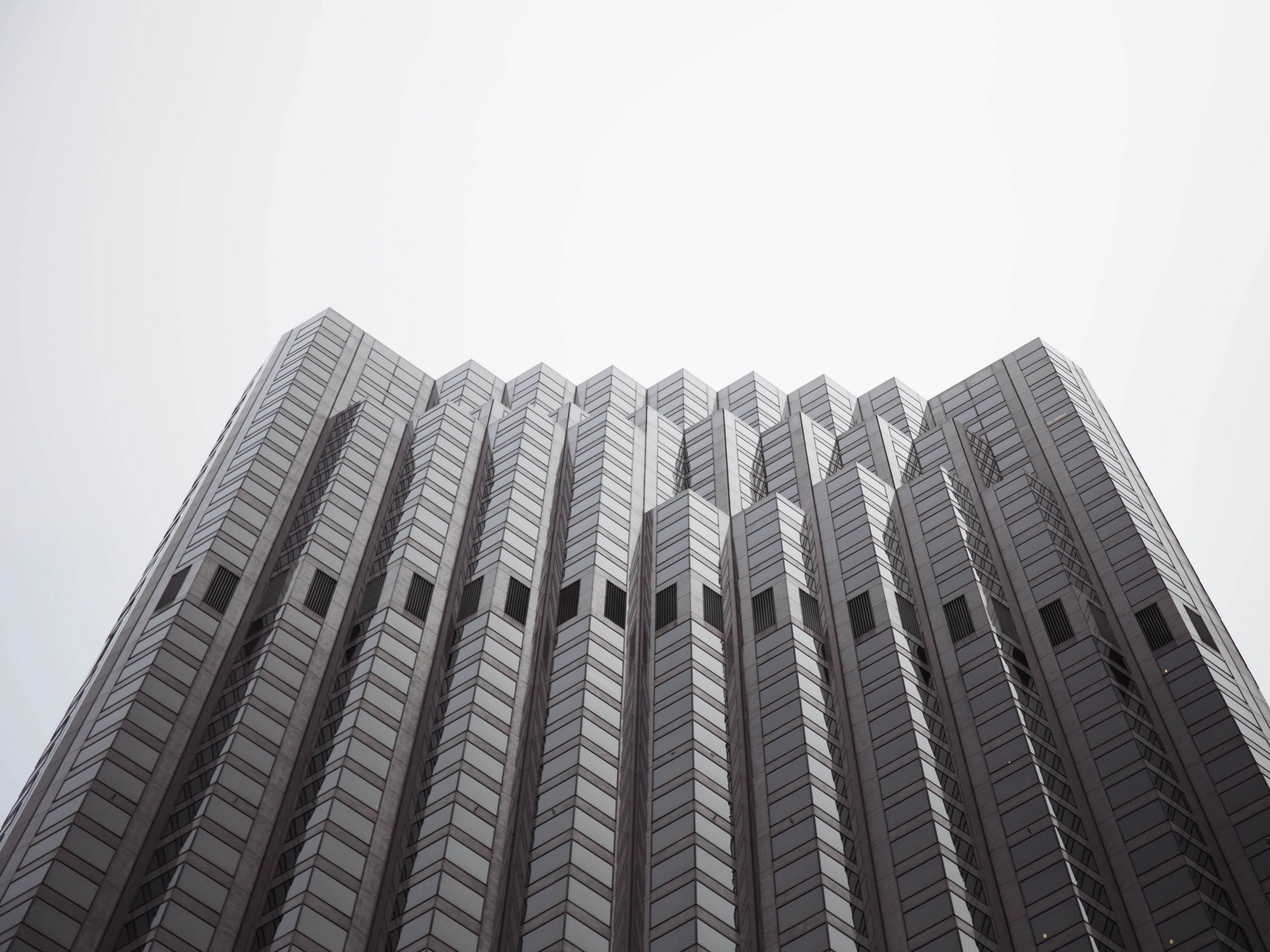 a tall building with multiple towers fused together into a wavy pattern, undulating towers 4k, HD Wallpaper