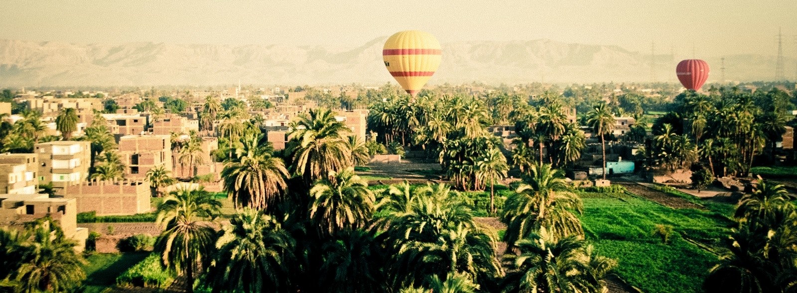 balloon hot air balloon town and city 4k, HD Wallpaper