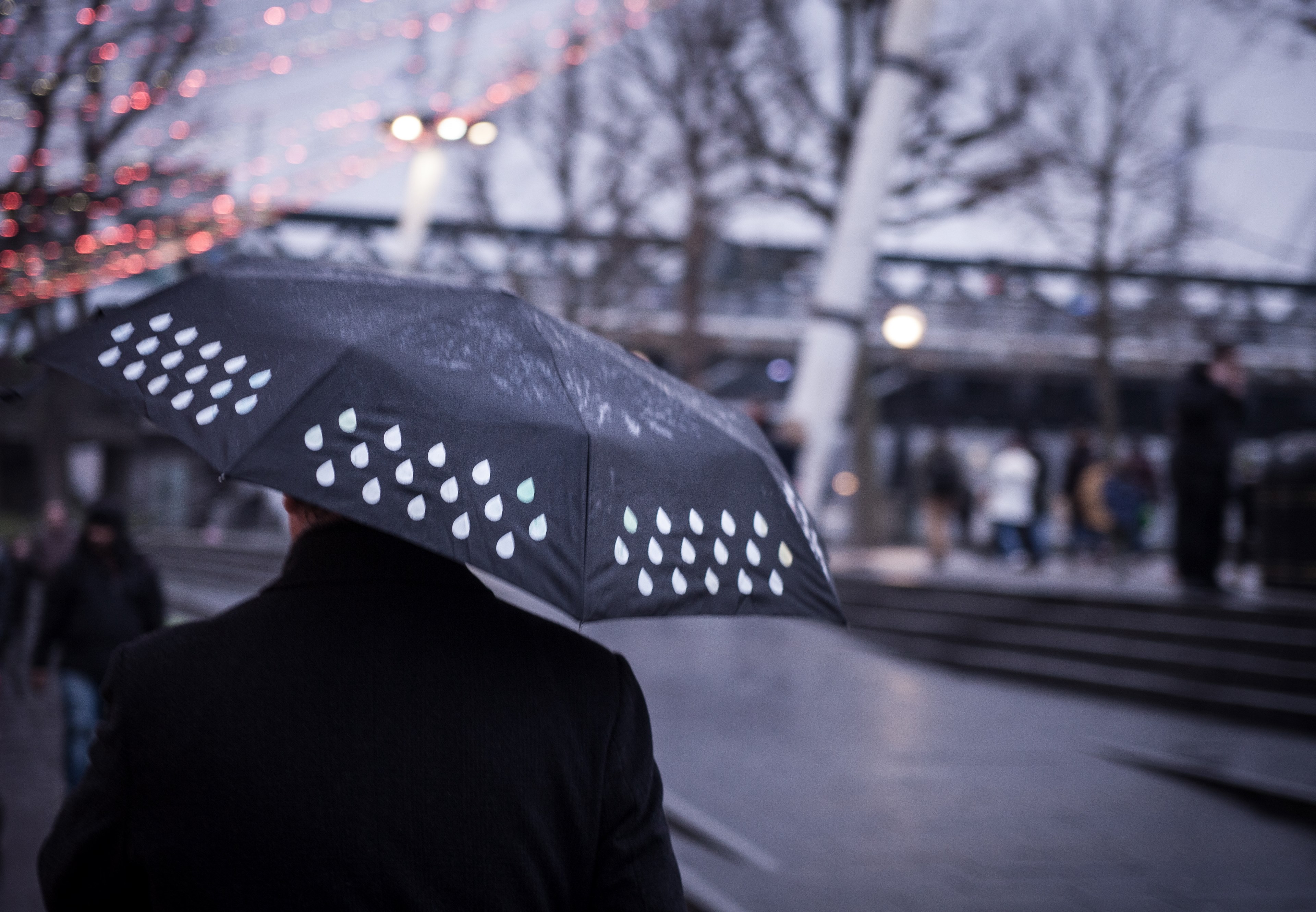 a blurry shot of a man with a wet black umbrella in london, wet weekend 4k, HD Wallpaper