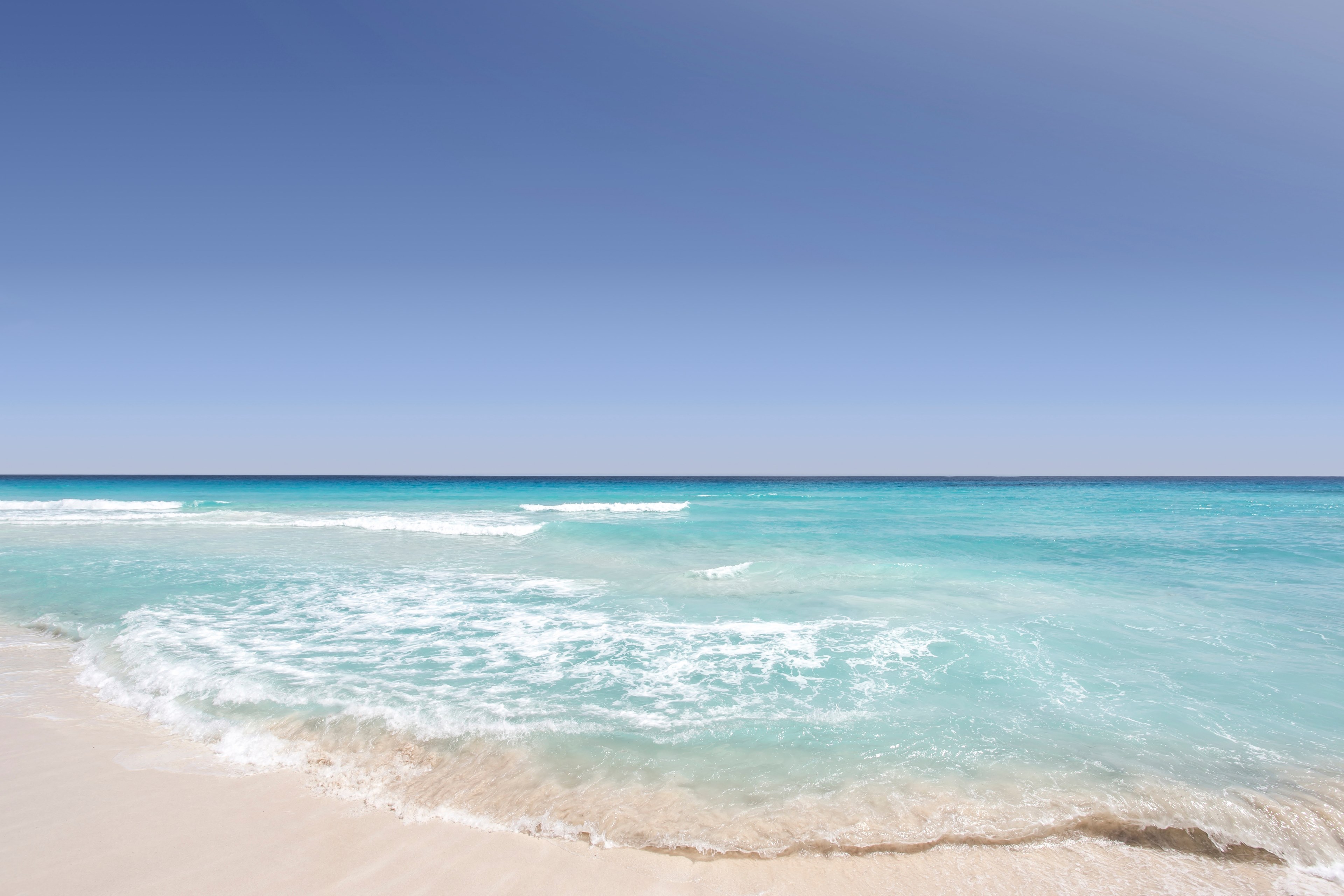 clear blue ocean washing on the sandy shore on a clear day in cancn, ocean washing ashore 4k, HD Wallpaper