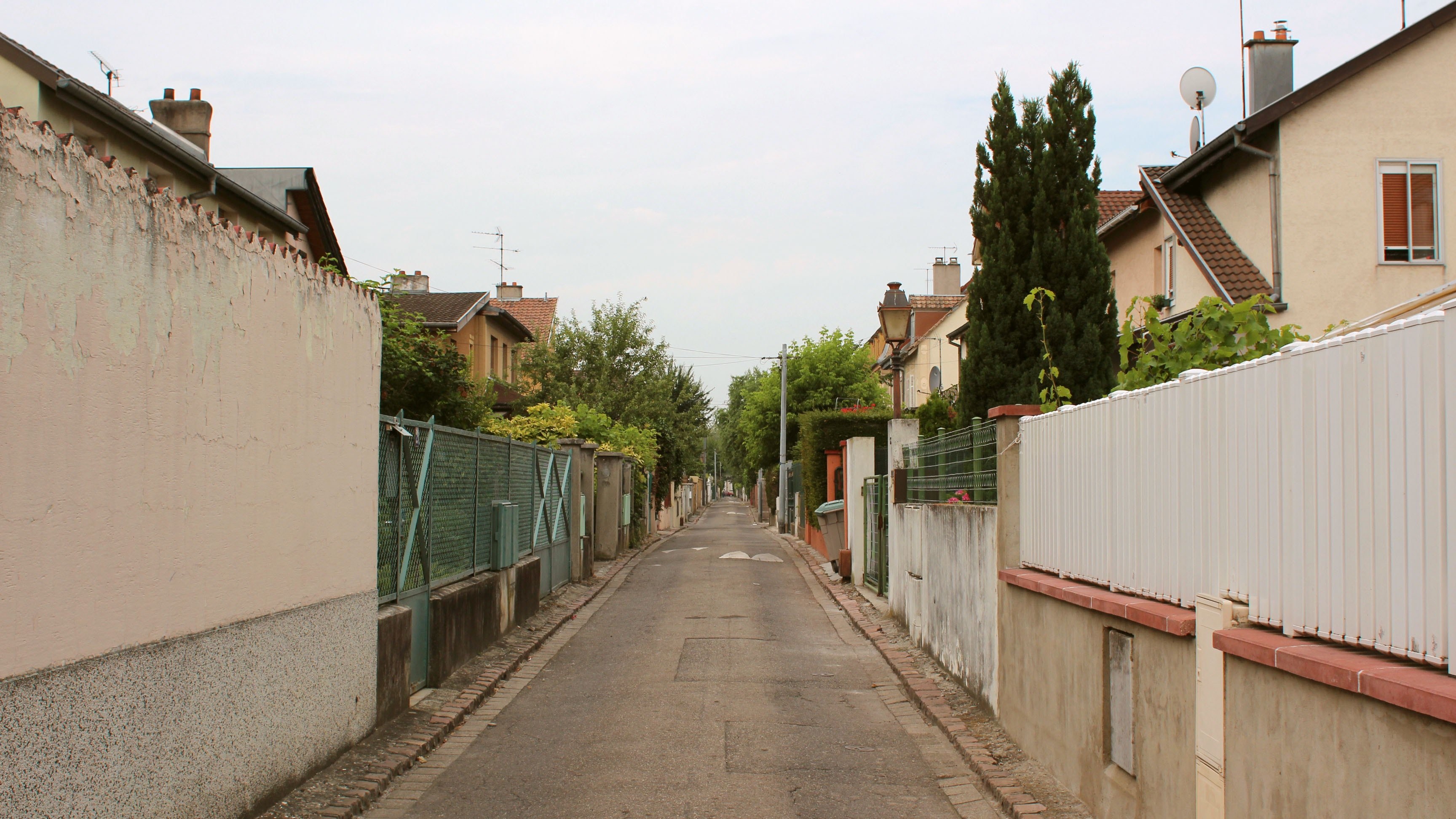 street in an urban setting with fences surrounding houses along the road, streetview 4k, HD Wallpaper