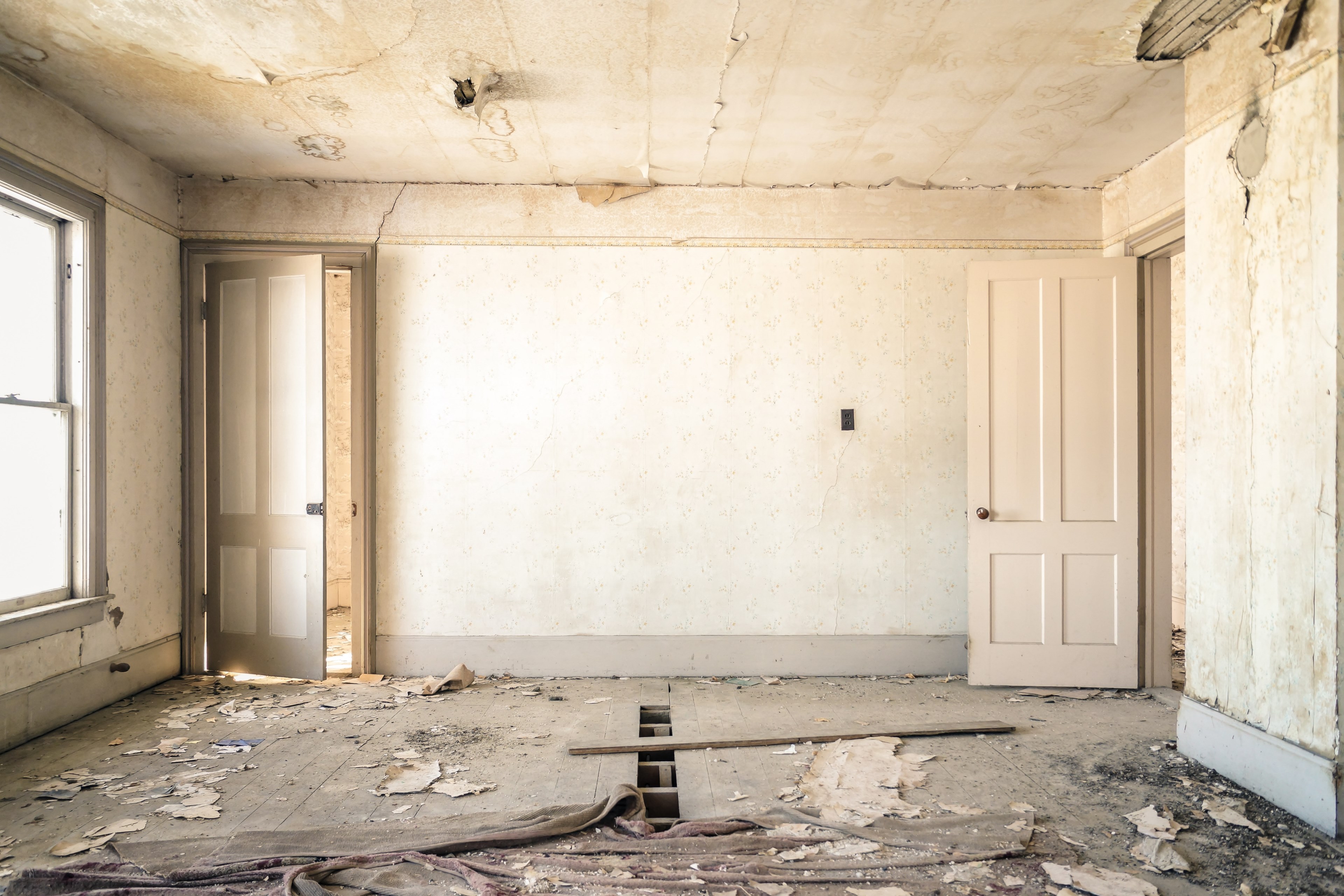 a dilapidated room in an abandoned house, cracked cream walls 4k, HD Wallpaper