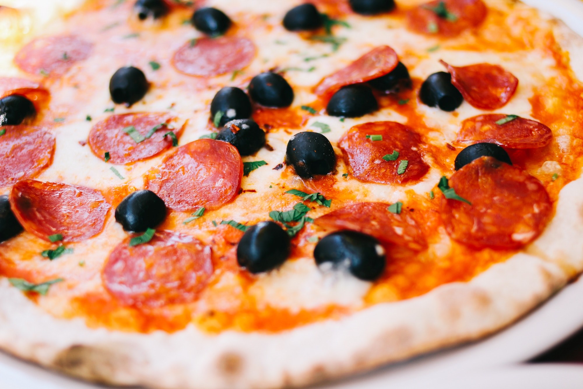 fresh italian pizza with cheese olives and pepperoni, pepperoni and olive pizza 4k, HD Wallpaper