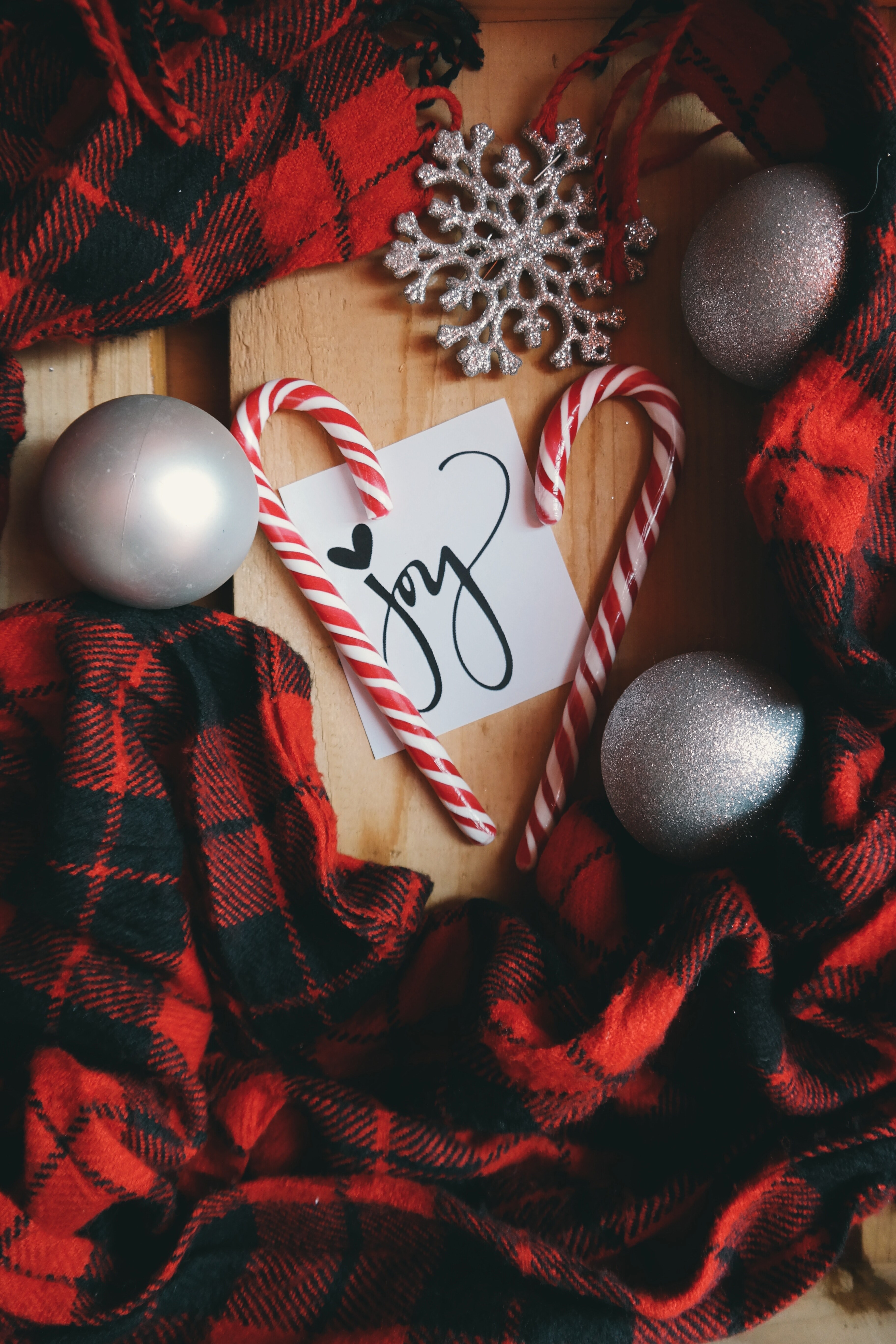 joy note in candy canes 4k, Phone HD Wallpaper