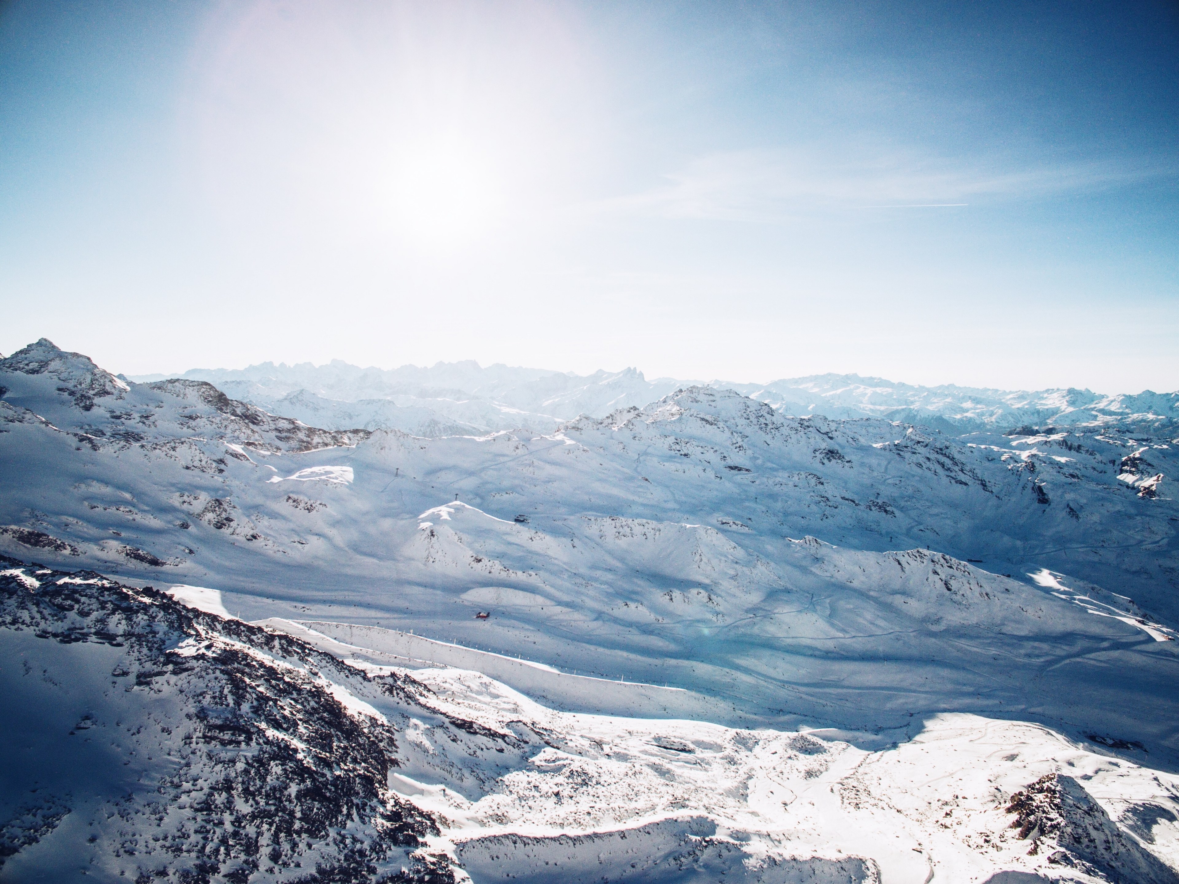 sun shining on a snowcapped mountain range, snowcapped and sunshine 4k, HD Wallpaper