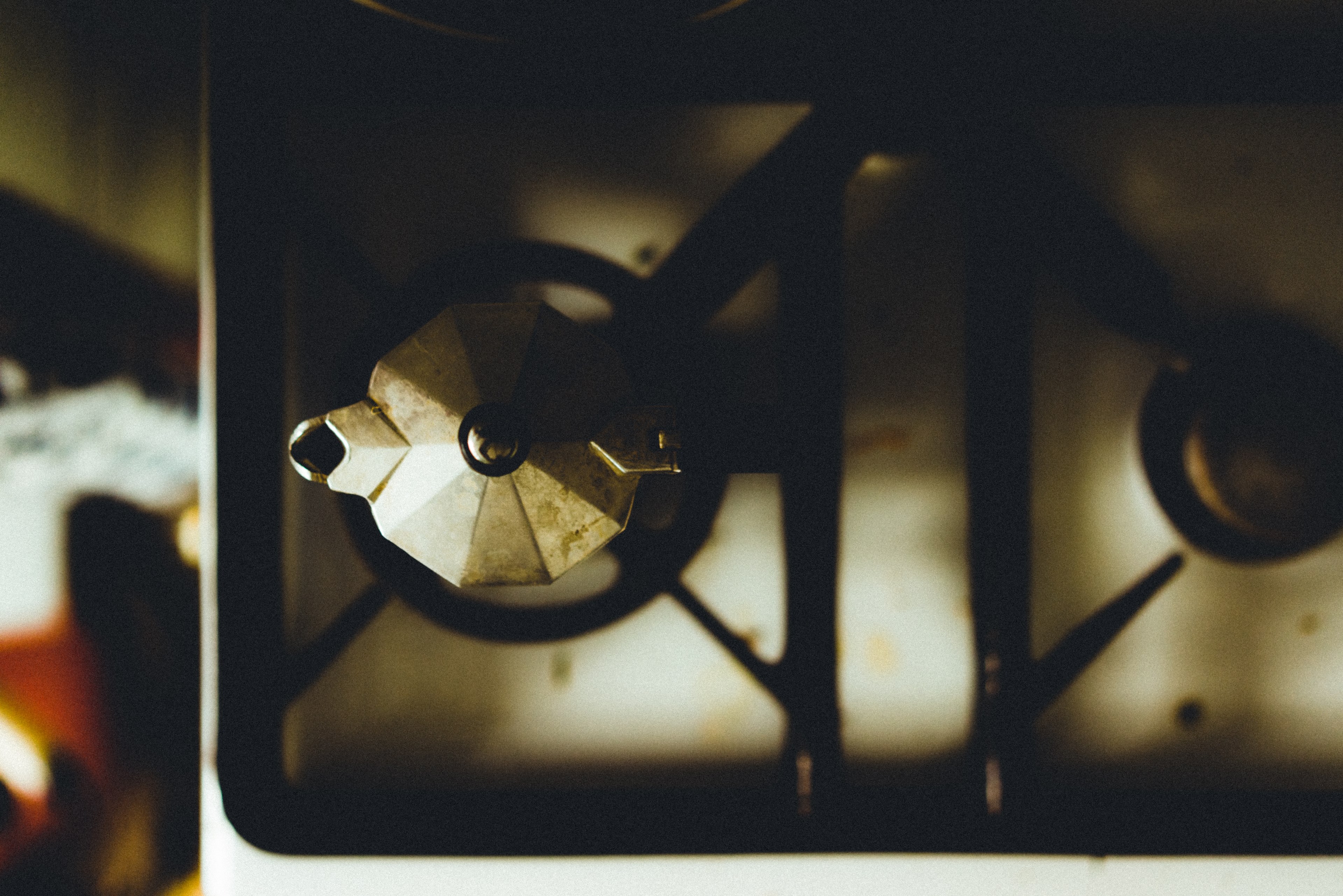 stove top coffee maker on a stove at lange leidsedwarsstraat, coffee maker on stove 4k, HD Wallpaper