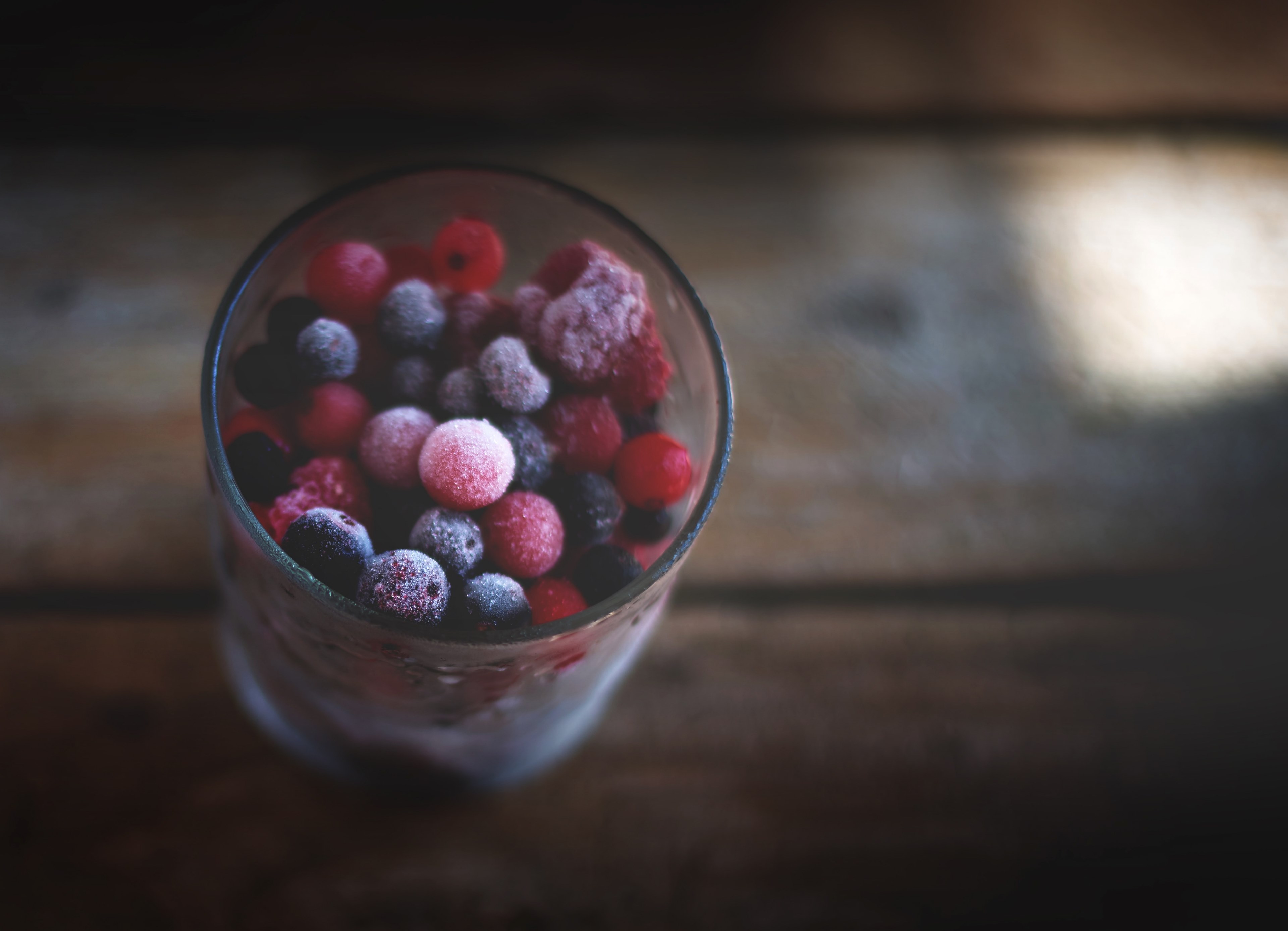 tall glass of frozen blueberries raspberries and assorted berries, frozen berries 4k, HD Wallpaper