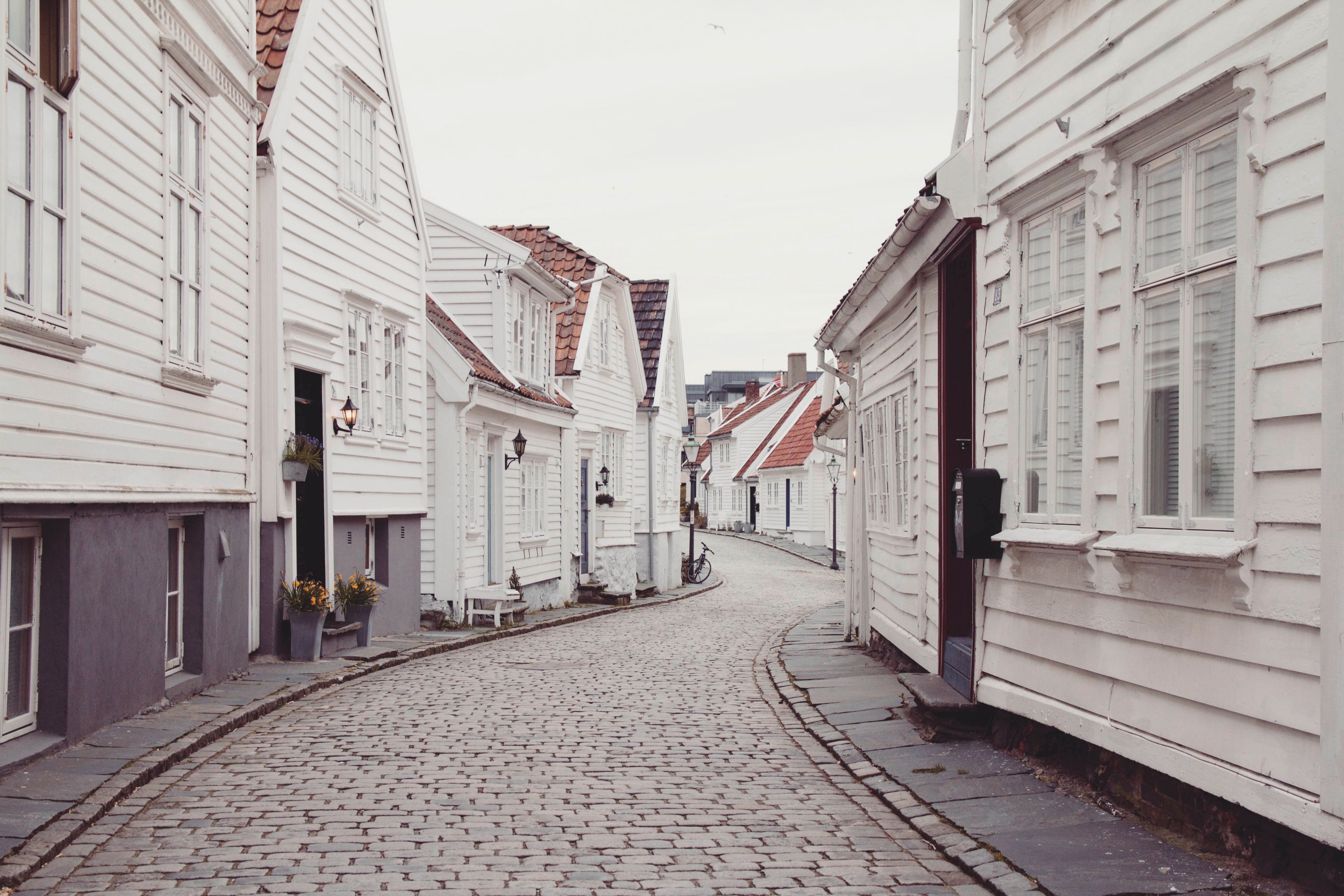 a curved street in a village with narrow sidewalks and one car lane, single lane village street 4k, HD Wallpaper