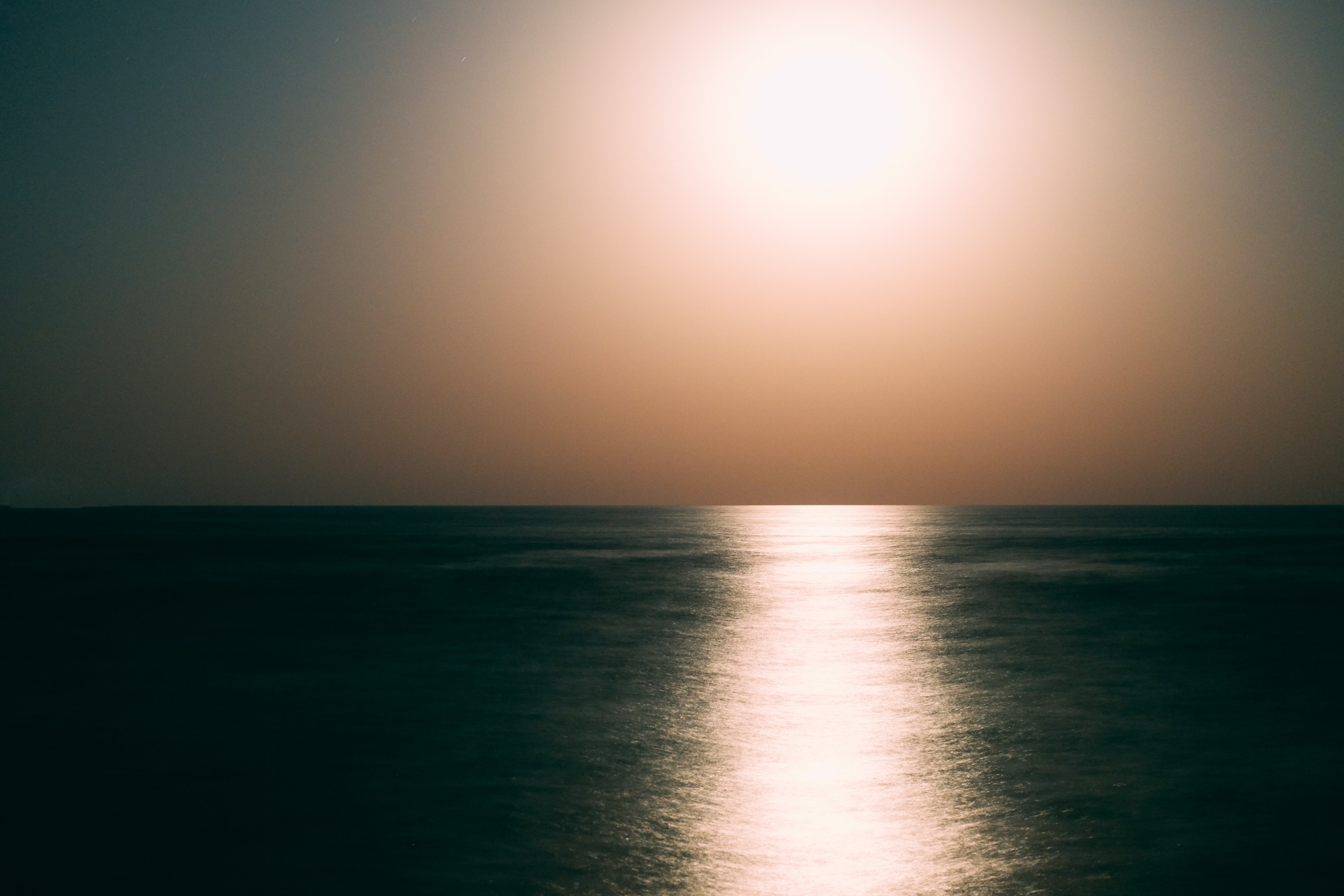setting sun behind a haze over the smooth surface of the sea, hazy sunset over the sea 4k, HD Wallpaper
