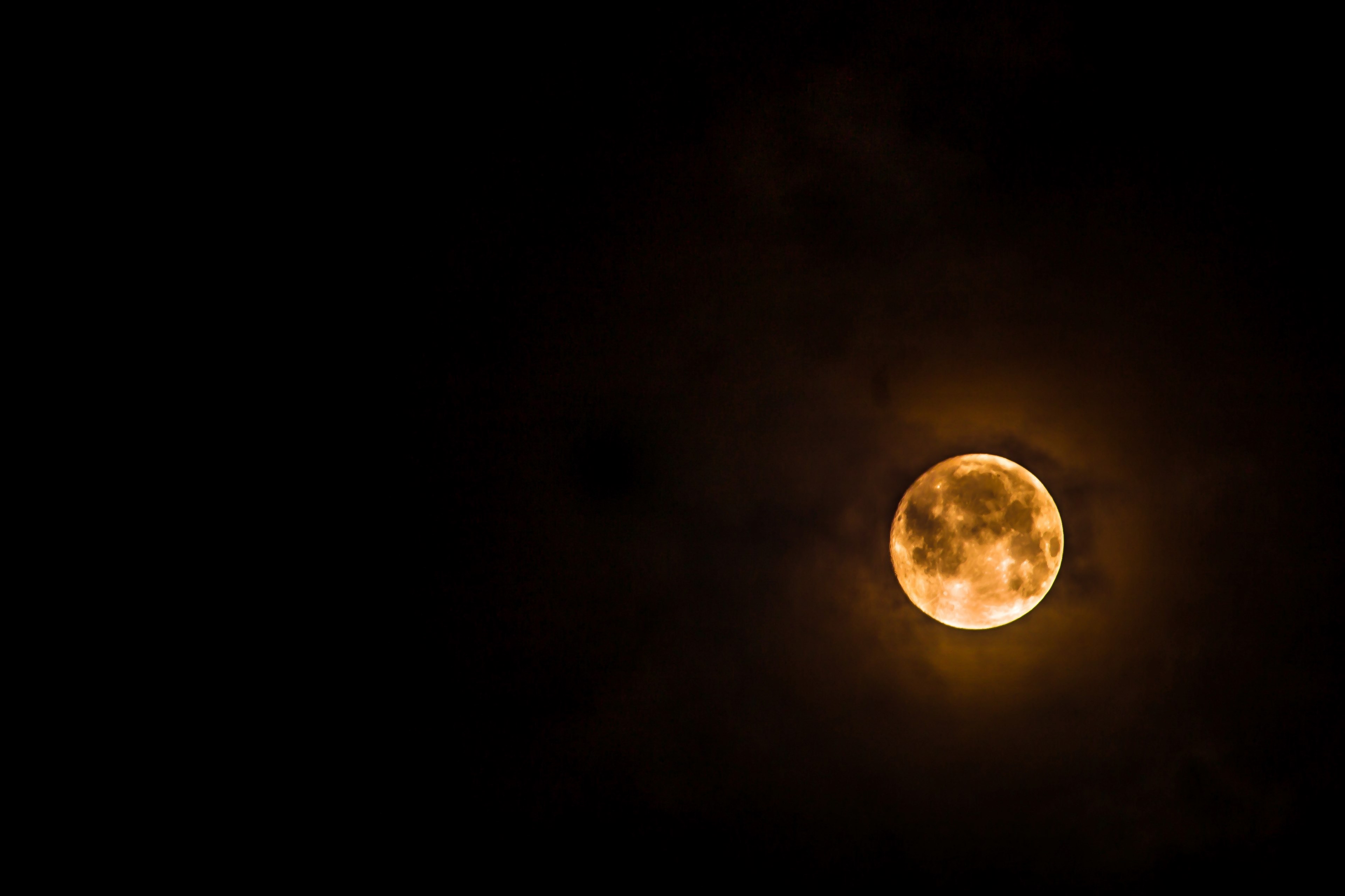 the moon on the night sky with a glowing halo around, moon with a halo around 4k, HD Wallpaper