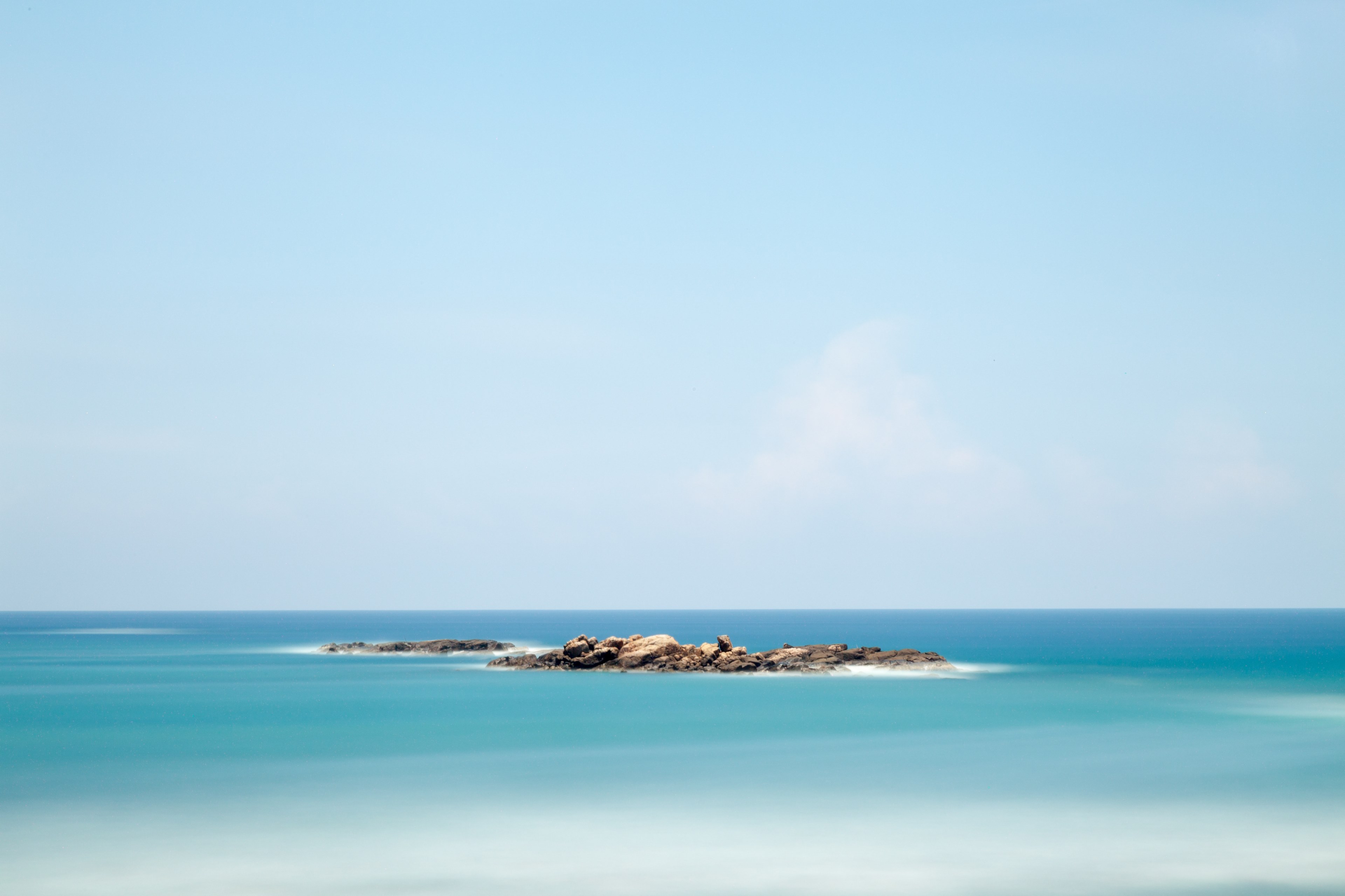 single rock waterscape on horizon with clear blue sea and sky unawatuna beach, seascape unawatuna 4k, HD Wallpaper