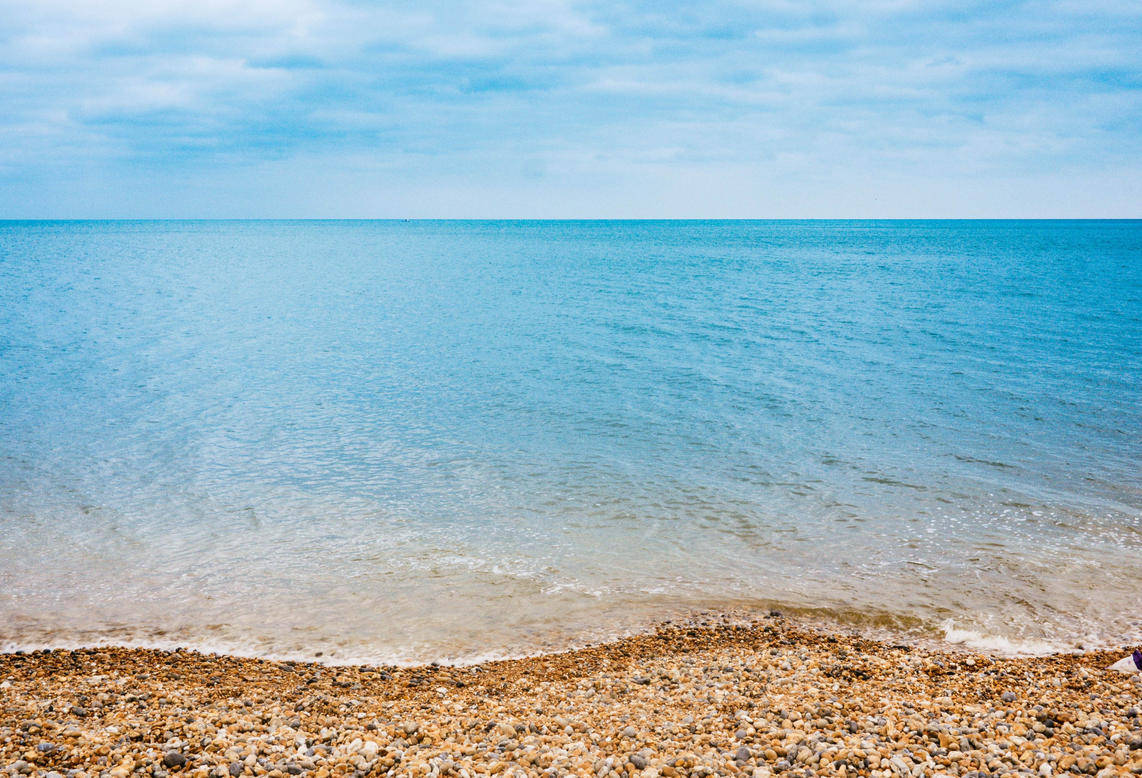 a brown sandy shoreline along a clear blue ocean in brighton, brighton beaches 4k, HD Wallpaper