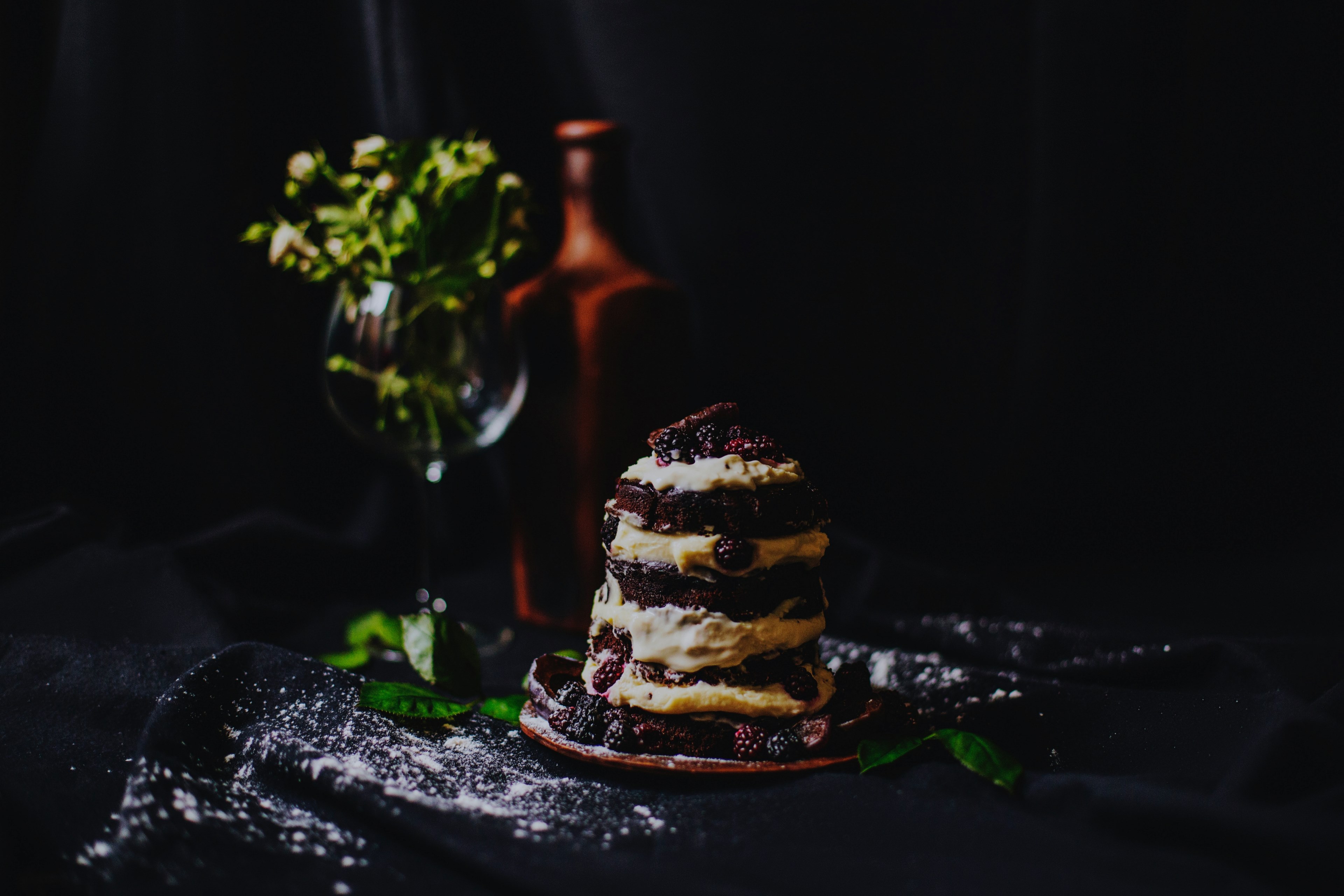 a tall cake and flowers on a table, _tall dessert 4k, HD Wallpaper