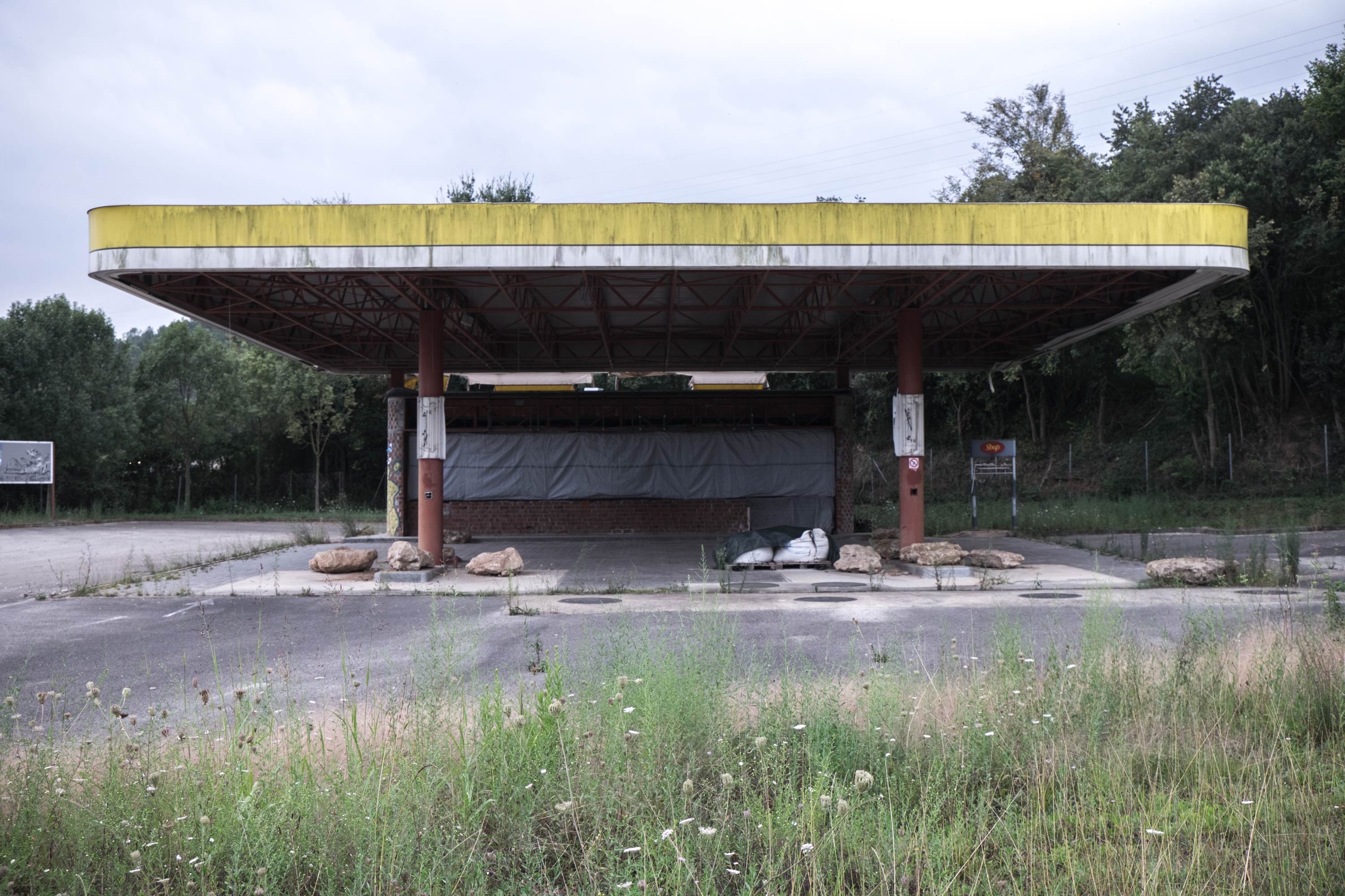 an abandoned gas station in the middle of nowhere, abandoned gas station 4k, HD Wallpaper